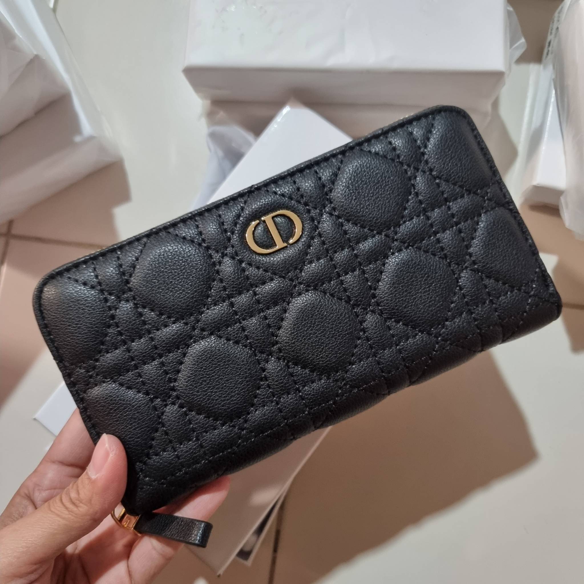 VIP 】CD LONG WALLET WITH GWP ใหม่ล่าสุด กระเป๋าสตางค์ใบยาว พิเศษจาก duty free ใบจริงสวยคม ใช้แล้วรับทรัพย์ ขับผิว วัสดุหนังแท้เต็มใบ สัมผัสดีงาม เปิด-ปิดด้วยซิปรอบ ภายในใส่บัตรได้เยอะ ใส่ธนบัตรได้เต็มที่ มีช่องซิปใส่เหรียญได้ พร้อมส่งความสวยถึงบ้านแบบครบเ