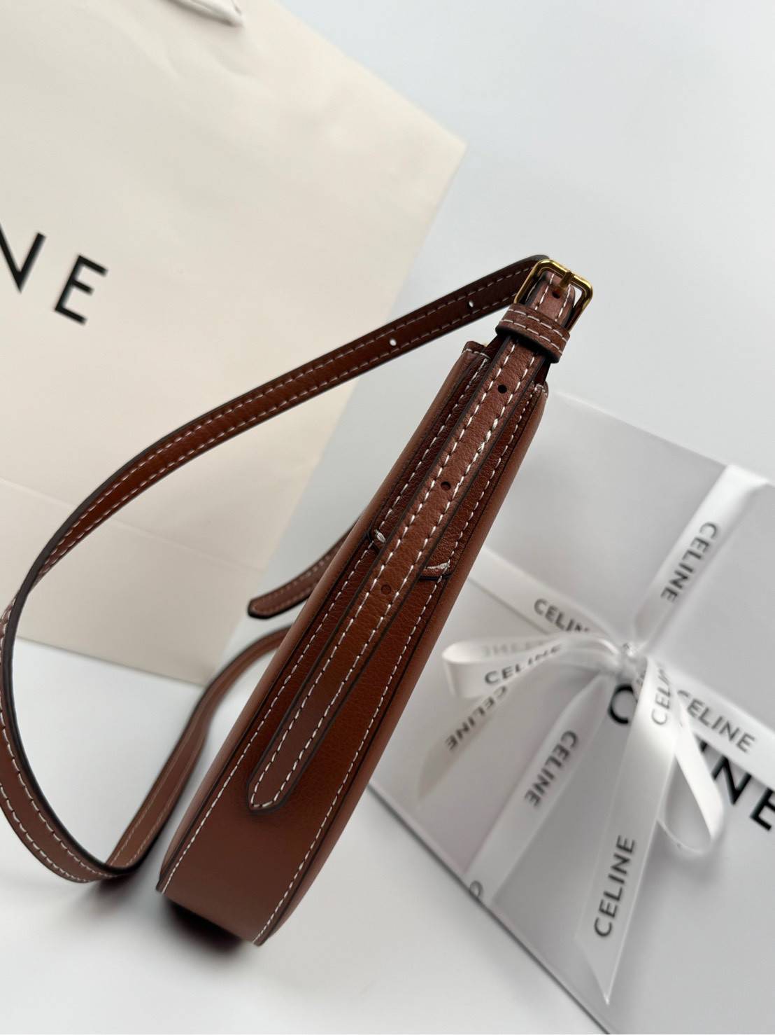 ORI หนังแท้ | CELINE PHONE POUCH HELOISE IN SUPPLE กระเป๋าใส่โทรศัพท์ เรียบหรู ด้วยลวดลาย Triompe ที่แสดงถึงความเป็นเอกลักษณ์ของแบรนด์