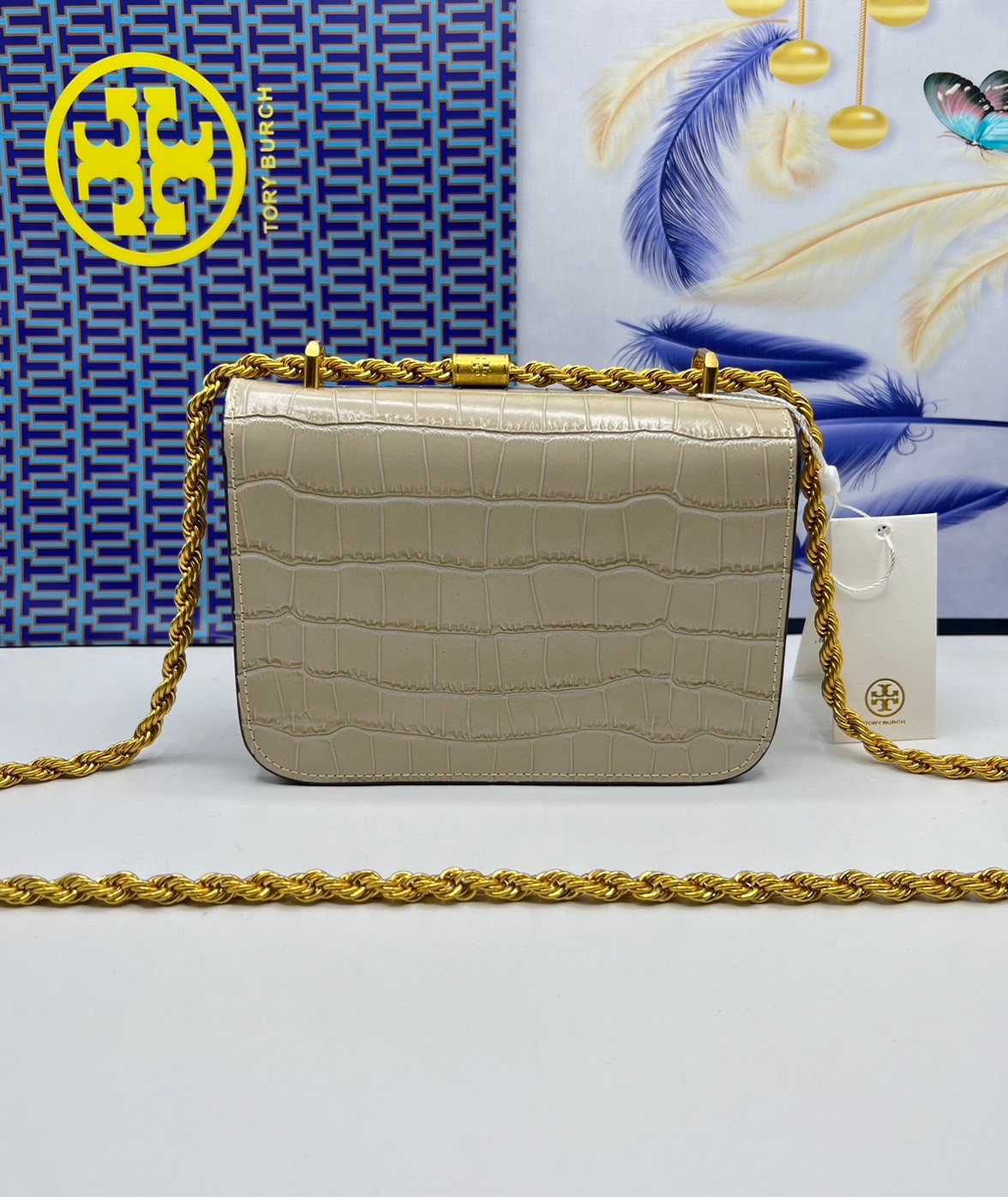 6 สี Tory Burch Croc Eleanor Small Bag / TORY BURCH ELEANOR CROC EMBOSSED LEATHER กระเป๋าสะพายหนังพิมพ์ลายจระเข้ ดีไซน์หรูหรา โด่นเด่นด้วยโลโก้แบรนด์อะไหล่ด้านหน้า และสายสะพายโลหะสีทอง