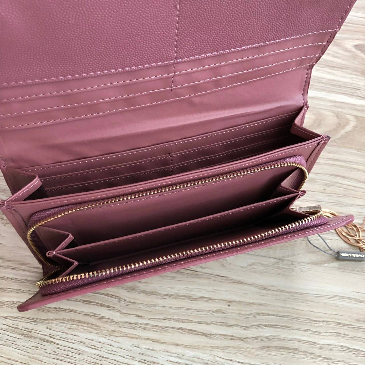 Charles & Keith Basic Long Wallet กระเป๋าสตางค์ใบยาว ตกแต่งด้วยพู่ เปิด – ปิดกระเป๋าด้วยเเม่เหล็กแบบซ่อน ภายในมีช่องใส่บัตร ช่องซิปใส่เหรียญ และช่องใส่ธนบัตร ใส่ iPhone Plus ได้ค่ะ ด้านหลังมีช่อง 1 ช่อง
