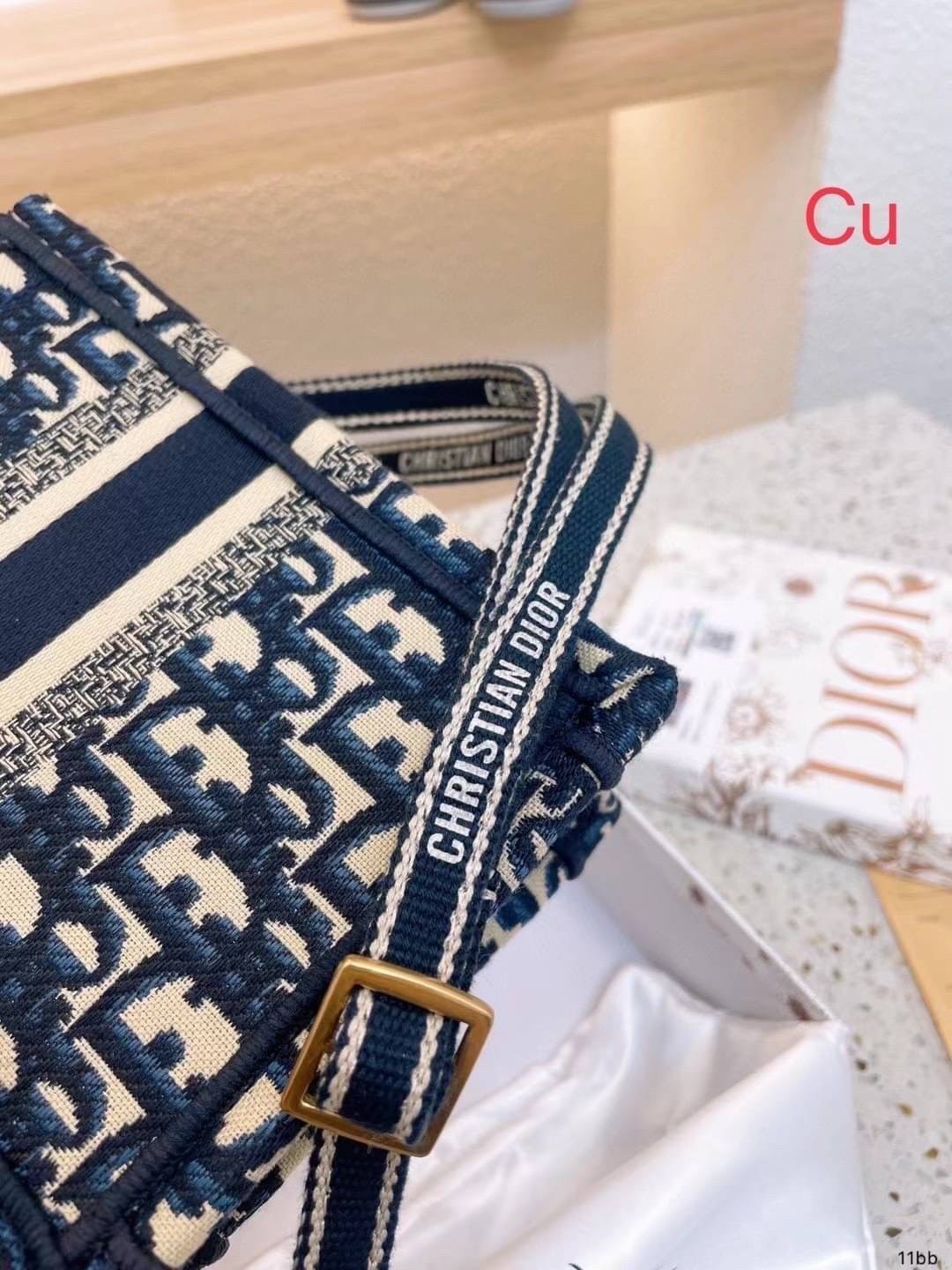 DIOR Mini Book Tote Phone Bag กระเป๋าสะพายทรงมินิโท้ท Shopping พร้อมสายสะพายสวยคลาสสิคถอดได้ ถือหรือสะพายได้ พกพาสะดวก ใช้งานง่ายสุดๆ วัสดุงานทอละเอียดคุณภาพดี ภายในเป็นช่องโล่ง ใบจริงงานสวยเกินเบอร์!! สวยงามเกินราคา ไม่ผิดหวังจ้า