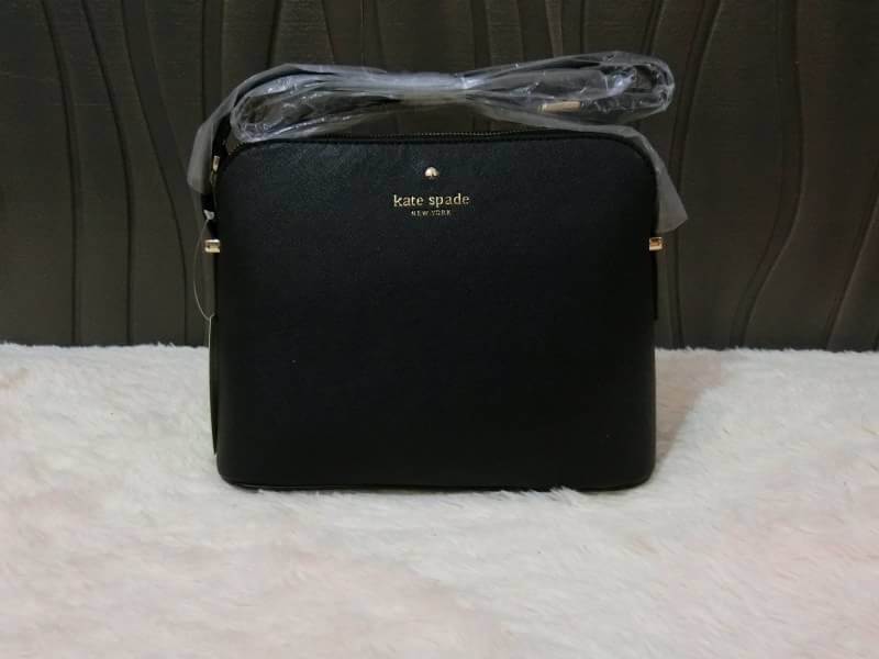 KATE SPADE CEDAR STREET MANDY แบรนด์ดังจากอเมริกาสุดฮิต กระเป๋าขนาดน่ารัก สะพายข้าง หนัง saffiano ภายในลายสวยเก๋สีทองเรียบหรู ทรงแข็งอยู่ทรง MUST HAVE!!
