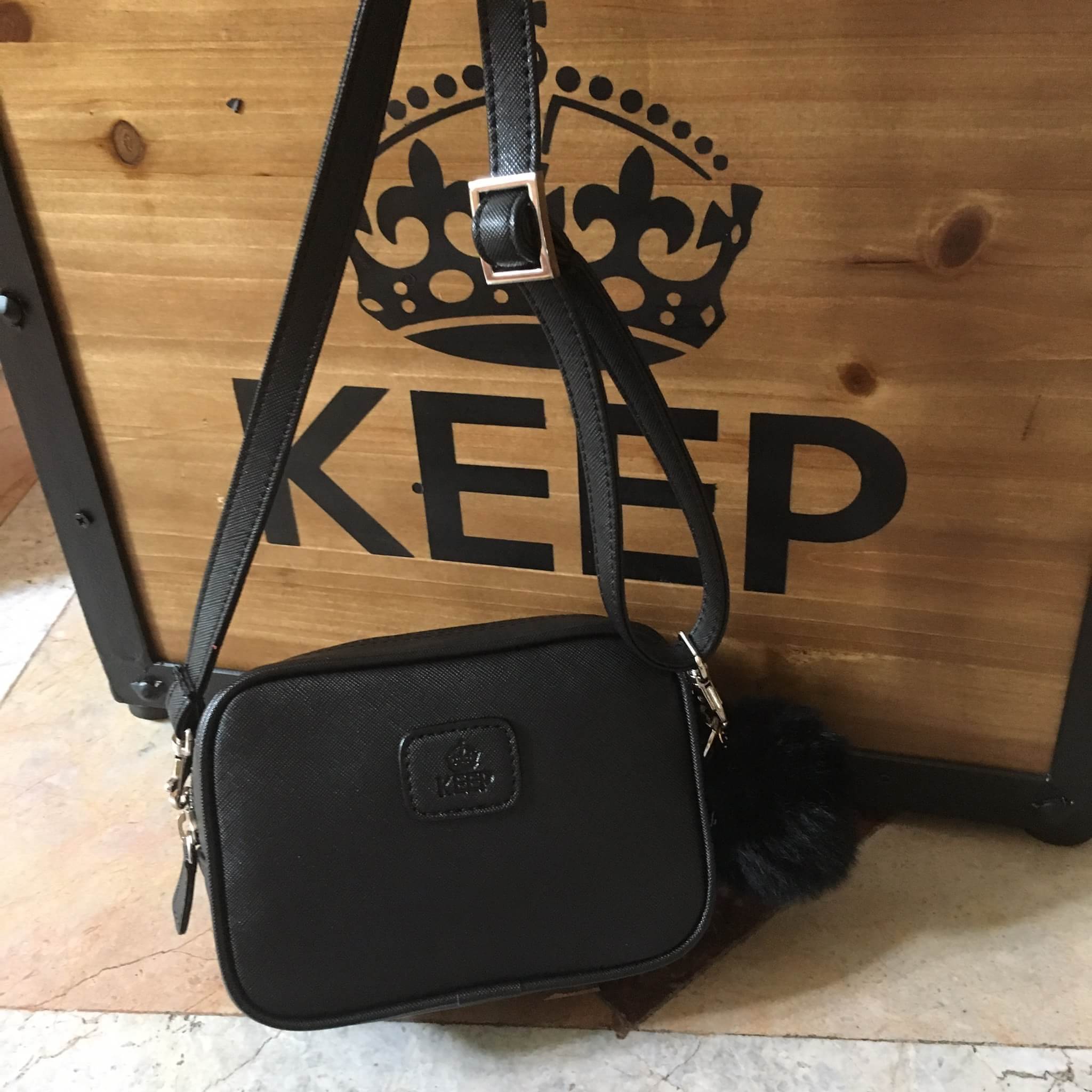 สินค้าขายดีมากี่รอบก้อหมด KEEP รุ่น Saffiano Box clutch&shoulder bag กระเป๋าสะพายทรงน่ารัก ตัวกระเป๋าถอดสายถือเป็นคลัช ออกงาน หรือสะพายพาดลำตัวได้เลย จุดเด่น ที่ตัวกระเป๋าทำจากหนัง Saffiano prada คะ สวย ทน ดูแลทำความสะอาดได้ง่าย ขนาดกำลังดีใส่โทรศัพท์ ได้