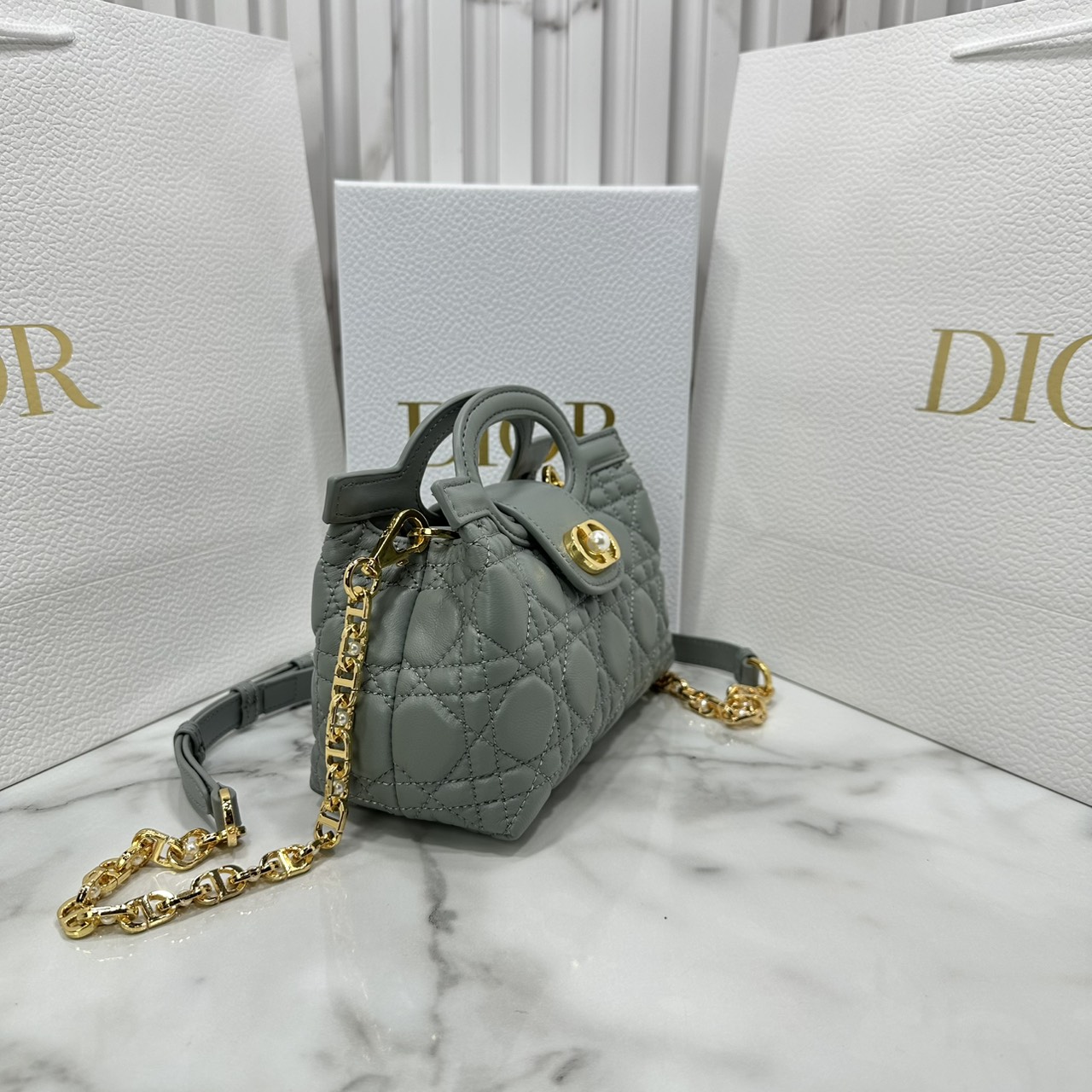 ORI หนังแท้ | Dior Jolie Top Handle Mini Bag กระเป๋าสะพายโจลี่ไซส์มินิหูจับในตัว ดีไซน์หรูหรา โดดเด่นด้วยฝาพับโลหะสีทอง ประดับมุกเรซินสีขาว มาพร้อมสายโซ่มีหนังรองบ่า สะพายไหล่หรือสะพายข้างได้ ทั้งกลางวันและกลางคืน
