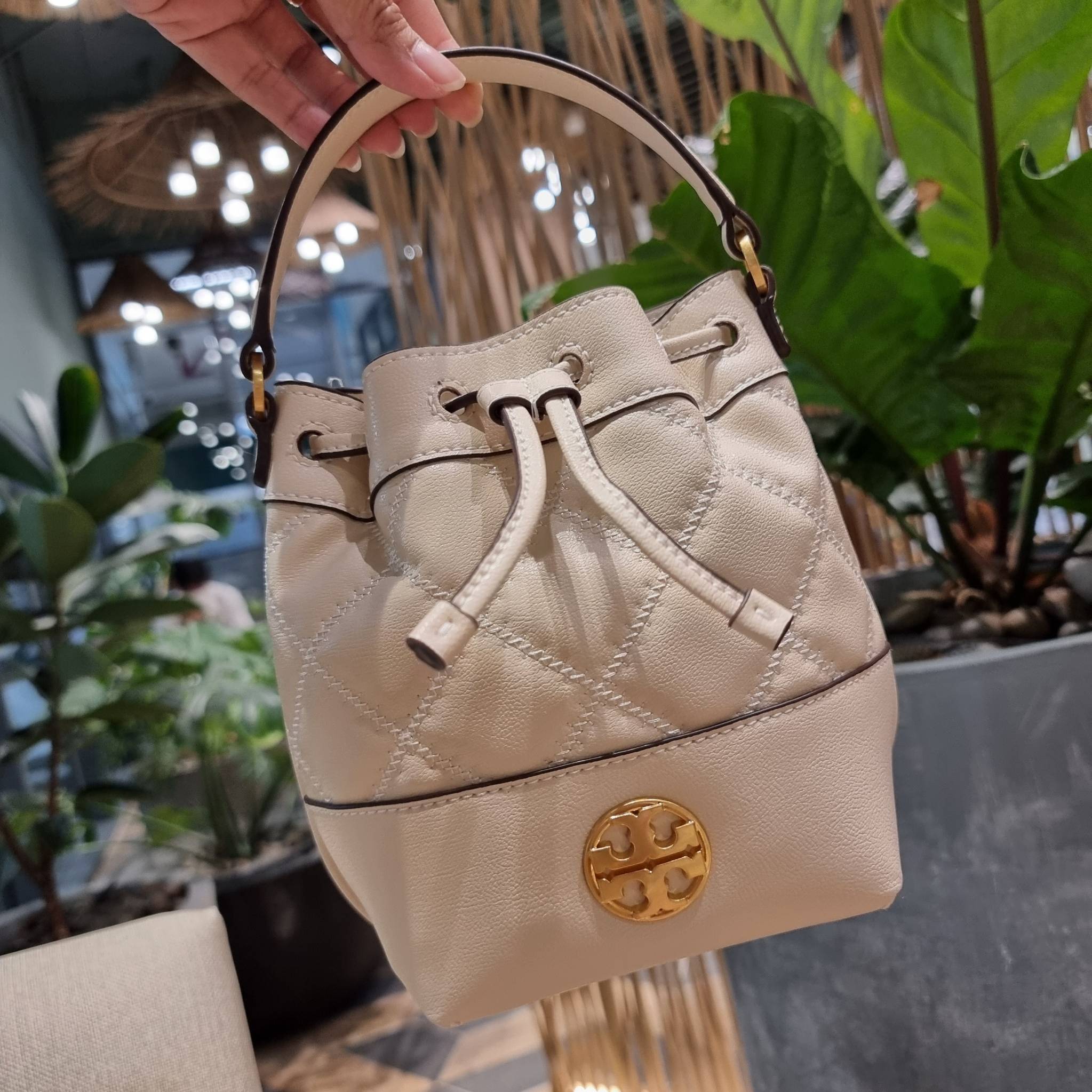 TORY BURCH WILLA MINI BUCKET BAG NEW ARRIVAL สุดปัง กระเป๋าสะพายทรงบัคเก็ต สวยผู้ดี โดดเด่นด้วยโลโก้สีทองดูหรู อัพลุคผู้ดี๊ผู้ดี วัสดุหนังแท้ ดีไซน์บุนวม เส้นคมดีเทลหรู เปิด-ปิดหนังรูดปากกระเป๋า มีหูหิ้วในตัว คล้องแขนเก๋ๆ ภายในเป็นช่องโล่ง มีช่องย่อย ใส่ข