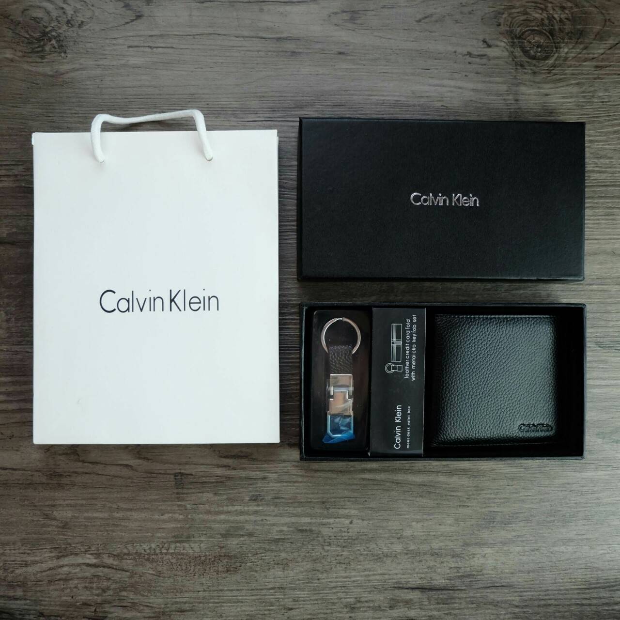 Calvin Klein Leather Credit Card Fold with Metai Clio Key Fob Set กระเป๋าสตางค์ใบสั้น Set สุดคุ้มมอบให้เป็นของขวัญ หรือใช้เองก็แนะนำค่ะ