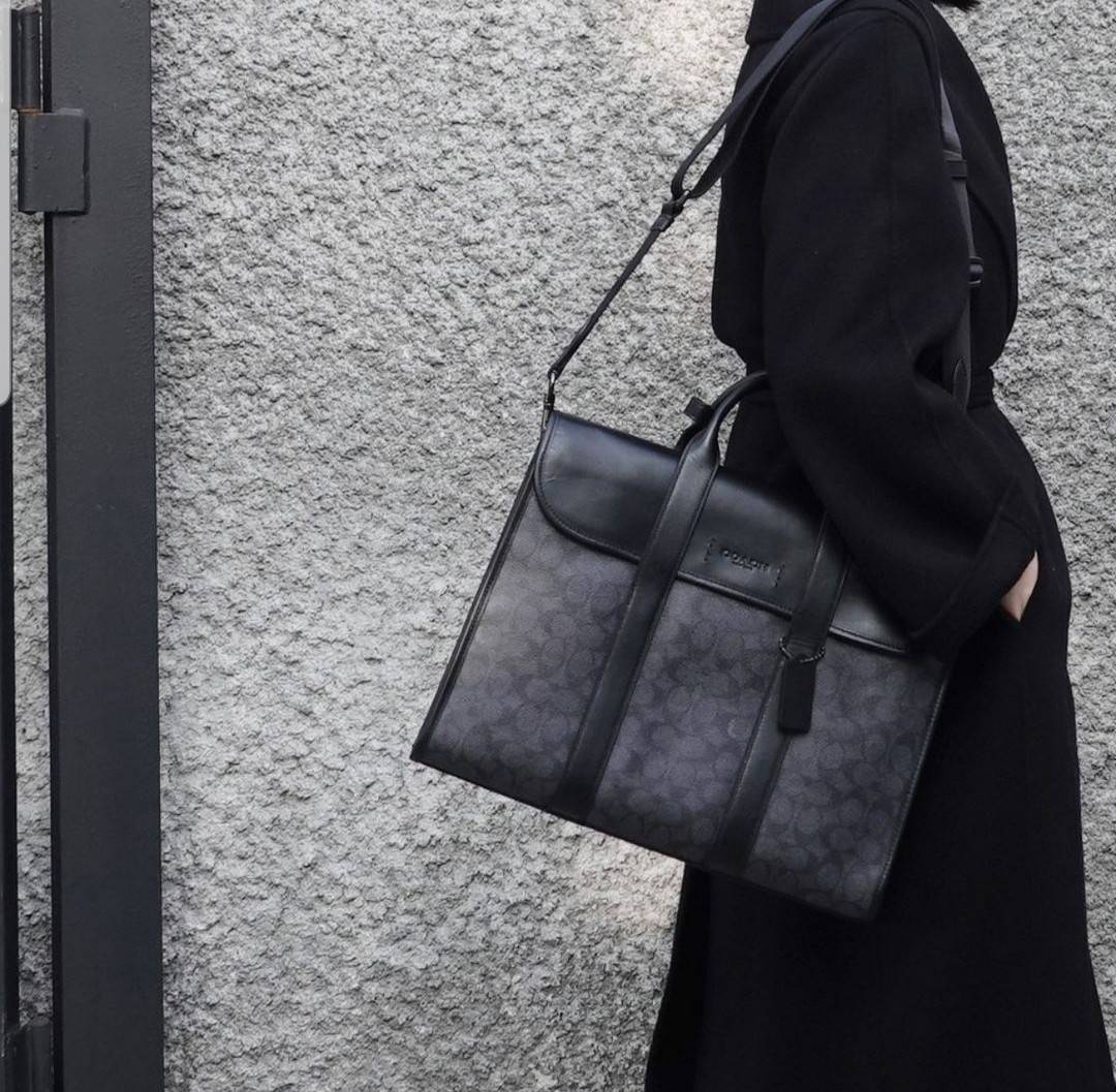 COACH METROPOLITAN PORTFOLIO IN SIGNATURE CANVAS (COACH 39775)🍁 เอาใจสาย smart กับรุ่นยอดฮิต ใช้งานได้ลงตัวสุดๆ ถือว่าเป็นอีกรุ่นที่ถามกันเข้ามาเยอะมากๆ และใช้งานได้ครบฟังก์ชั่นจริงๆ >>วัสดุแคนวาส สลับหนังแท้ หนังคุณภาพมากๆ มีสายสะพายยาว ถอด