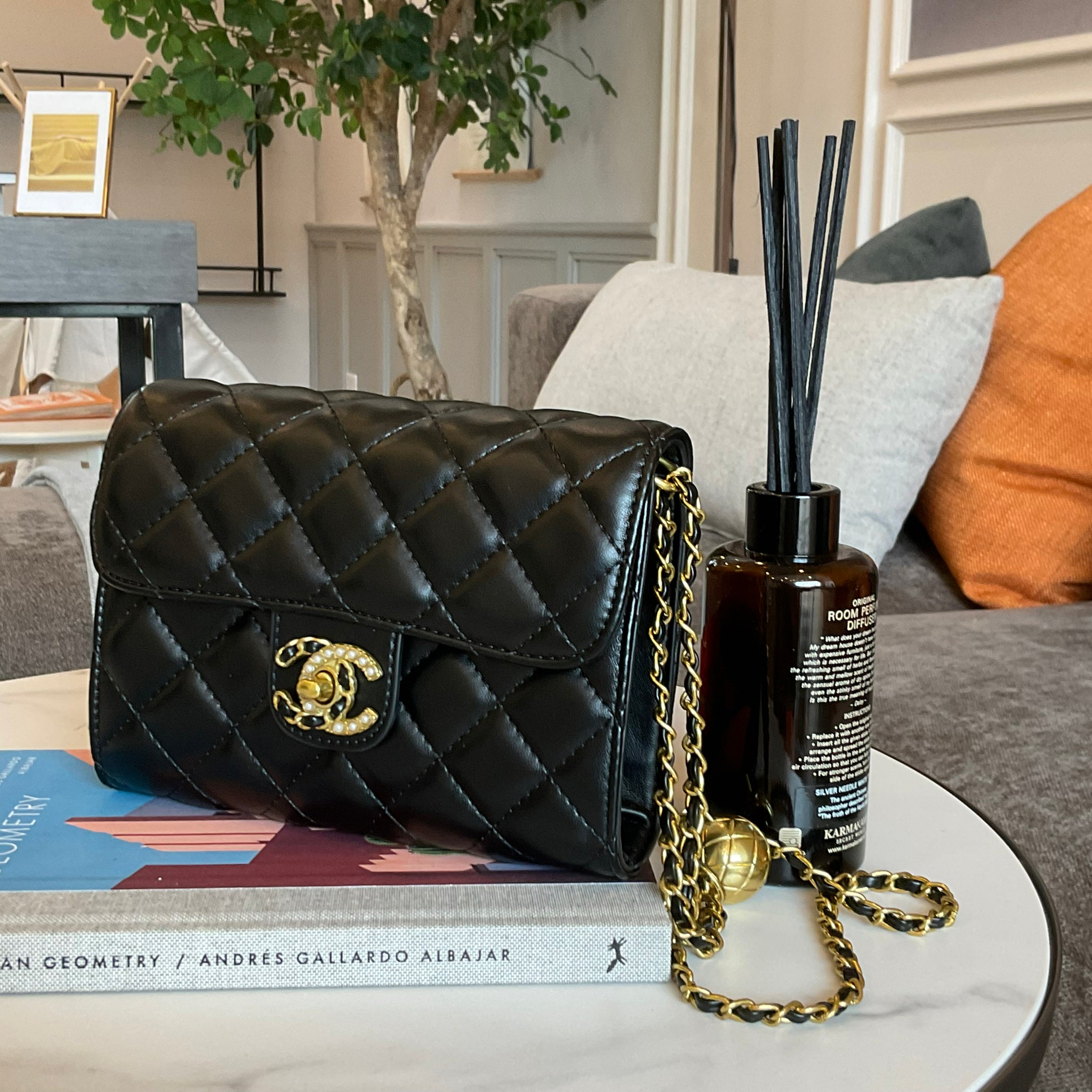 Chanel Golden Ball Flap Bag / CHANEL WOC VIP GIFT CROSSBODY CHAIN BAG กระเป๋าทรงสะพายข้าง ที่กำลังมาแรงมาในตอนนี้ ตัวกระเป๋าเป็นกระเป๋าสตางค์หนังพียูพรีเมี่ยม อะไหล่ทองวินเทจทั้งใบ ด้านหน้าประดับโลโก้พร้อมมุก CC สุดหรู เปิดปิดด้วยตัวหมุนล็อค แบ่งช่องใส่ขอ