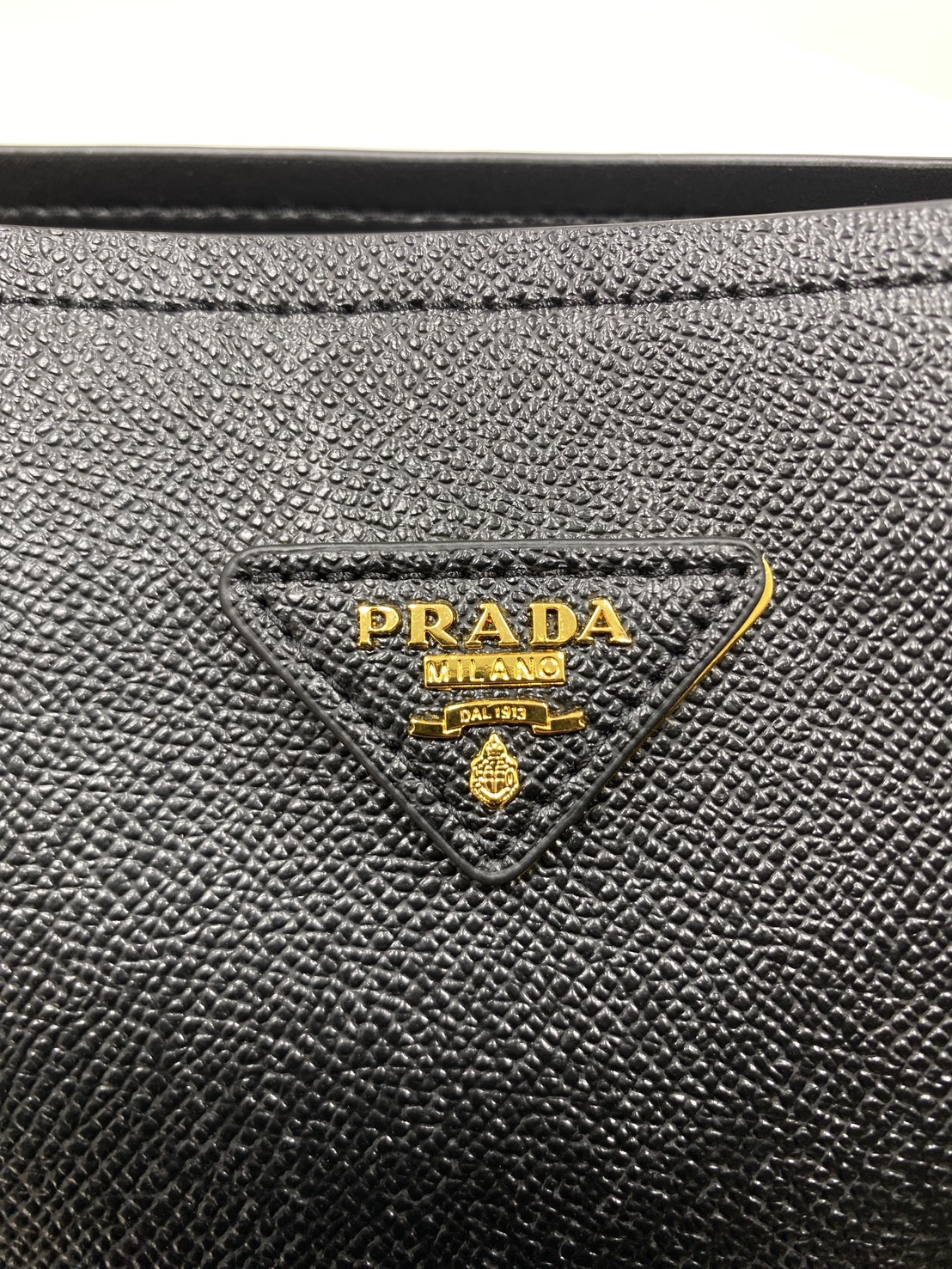 ORI หนังแท้ | Prada Matinee Medium Saffiano Leather Bag 28cm กระเป๋าสะพายทรงโฮโบสวยหรู ดีไซน์เรียบหรูตามแบบฉบับแบรนด์ ยังคงความเรียบแต่มากไว้อย่างหรูหราลงตัว ใช้งานได้หลากหลายโอกาส
