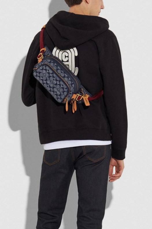 COACH BELT BAG IN SIGNATURE CHAMBRAY (3685) ❤️ใช้ได้ทั้งชาย//หญิงค่ะ กระเป๋าคาดอก วัสดุผ้าแคนวาส+หนังแท้ค่ะ ด้านหน้ามีช่องซิปขนาดกลาง ใส่มือถือได้ค่ะ ช่องซิปหลักเปิดปิดแบบซิปคู่ ภายในกว้าง ใส่ของจำเป็นได้ครบเลยนะคะ มีช่องซิปสำหรับใส่ของจุกจิกให้อีก