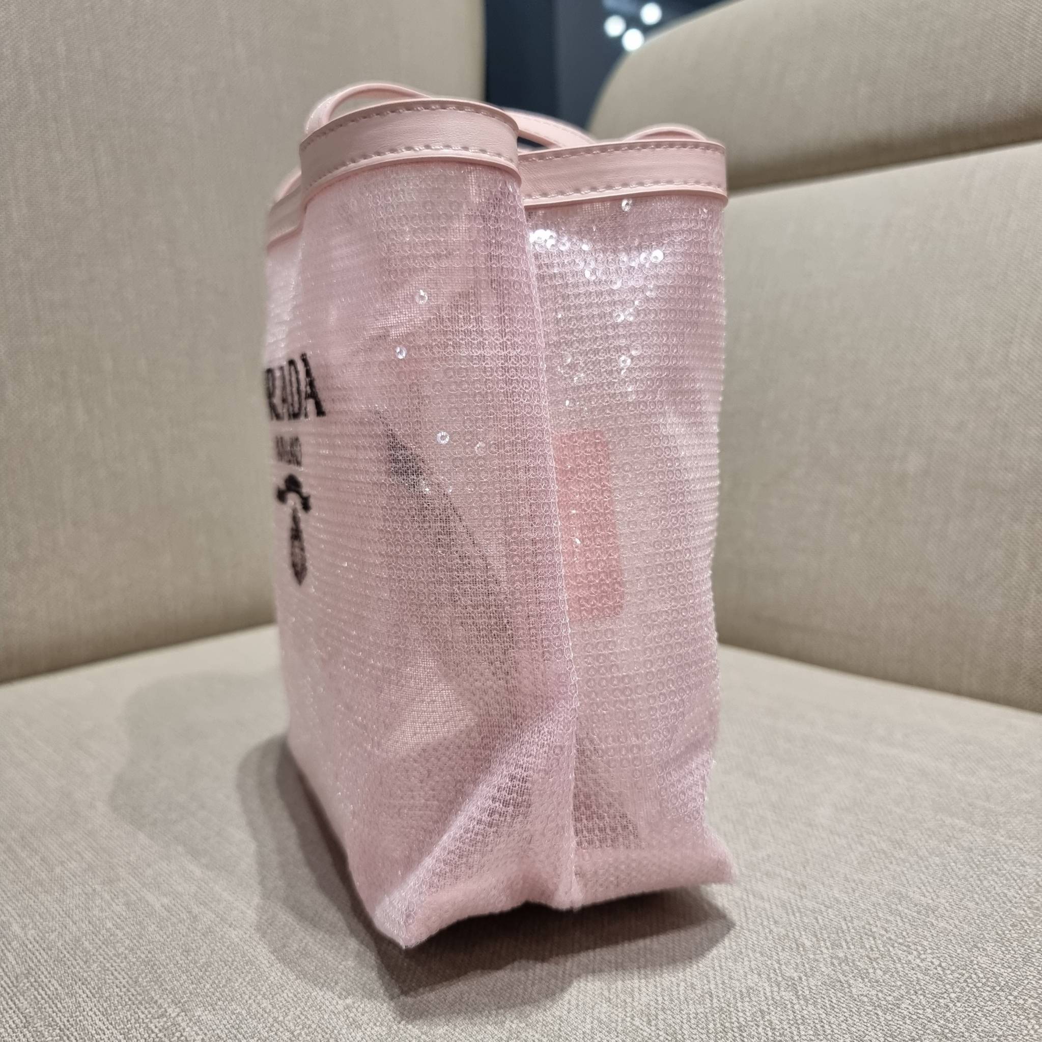 PRADA SMALL SEQUINED MESH TOTE BAG เอาใจสายแฟอีกครั้ง!! กระเป๋าทรงโท้ท ขนาดเล็ก ที่มีดีเทลฝีมือ ด้วยการเรียงร้อยแผ่นเลื่อมเป็นตาข่ายรอบใบ ตัดขอบด้วยหนังสังเคราะห์ พิเศษพร้อมใบลูกให้ด้วย ทรงใช้งานง่าย ภายในโล่งกว้าง ถือไปเรียน ไปเที่ยว ไปทำงาน พกพาง่ายสุดๆ