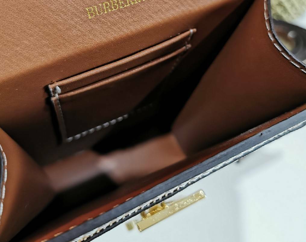 พรีเมี่ยมกิ๊ฟแท้ 100% 】BURBERRY FRAGRANCES CROSSBODY BAG VIP GIFT WITH PURCHASE (GWP) กระเป๋าสะพายพรีเมี่ยมกิ๊ฟ Limited Edition จากน้ำหอม BURBERRY วัสดุ Canvas Cotton & Leather ทรงเหลี่ยมแนวตั้งดีไซน์สวยหรูอยู่ทรงมีโลโก้แบรนด์ด้านหน้า