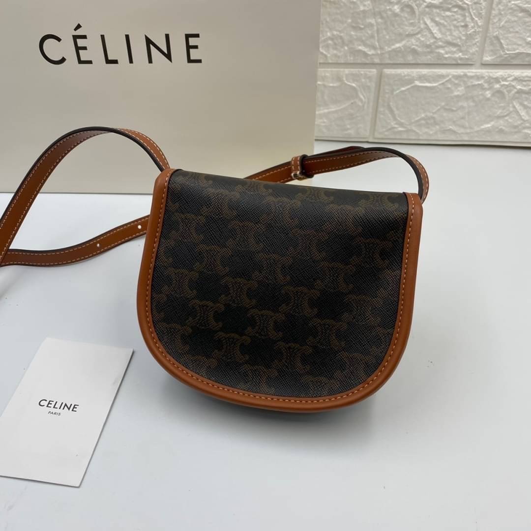 หนังแท้ CELINE MINI BESACE IN TRIOMPHE CANVAS AND CALFSKIN / CELINE CROSSBODY BAG กระเป๋าทรงครอสบอดี้ ลายโมโนแกรมวินเทจ รุ่นที่ดาราเกาหลีใช้กันเยอะมาก และเป็นอีกหนึ่งใบที่ครองใจสาวๆ ทั้งในไทยและเทศ วัสดุหนังแท้ทั้งใบ ขนาดกำลังดี น้ำหนักเบา รูปทรงน่ารักมาก