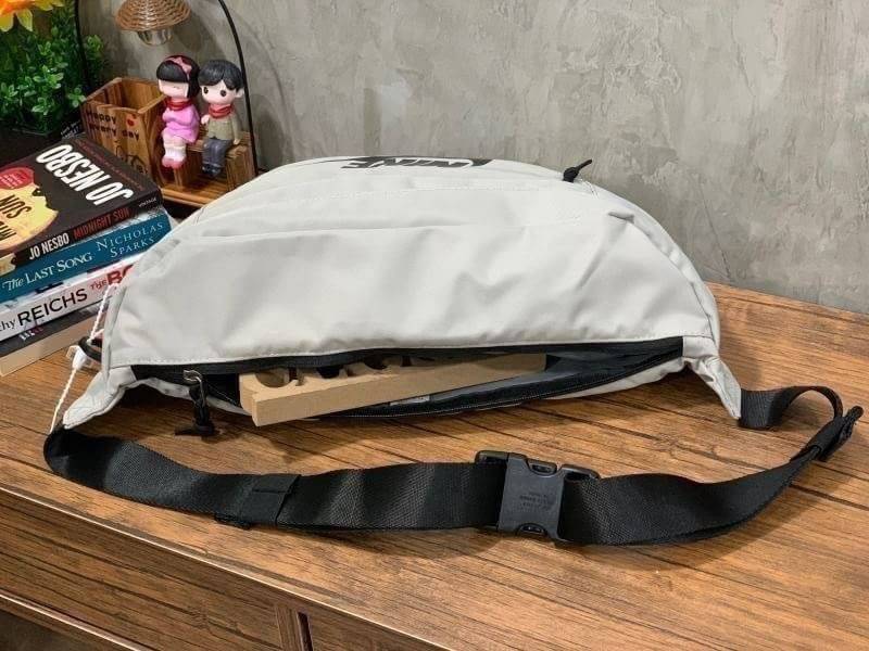 Nike Tech hip pack กระเป๋าคาดเอว Nike Tech รุ่นใหม่ชนช้อป!! ให้คุณหยิบใช้อุปกรณ์กีฬาและพกพาได้อย่างง่ายดาย พร้อมโดดเด่นด้วยกระเป๋าซิป 2 จุดสำหรับเก็บสิ่งของ และสายกระเป๋าแบบปรับได้เพื่อให้แนบกับลำตัว ใช้งานได้คล้องตัว ใส่ของได้จุสมใจเลยคร้า