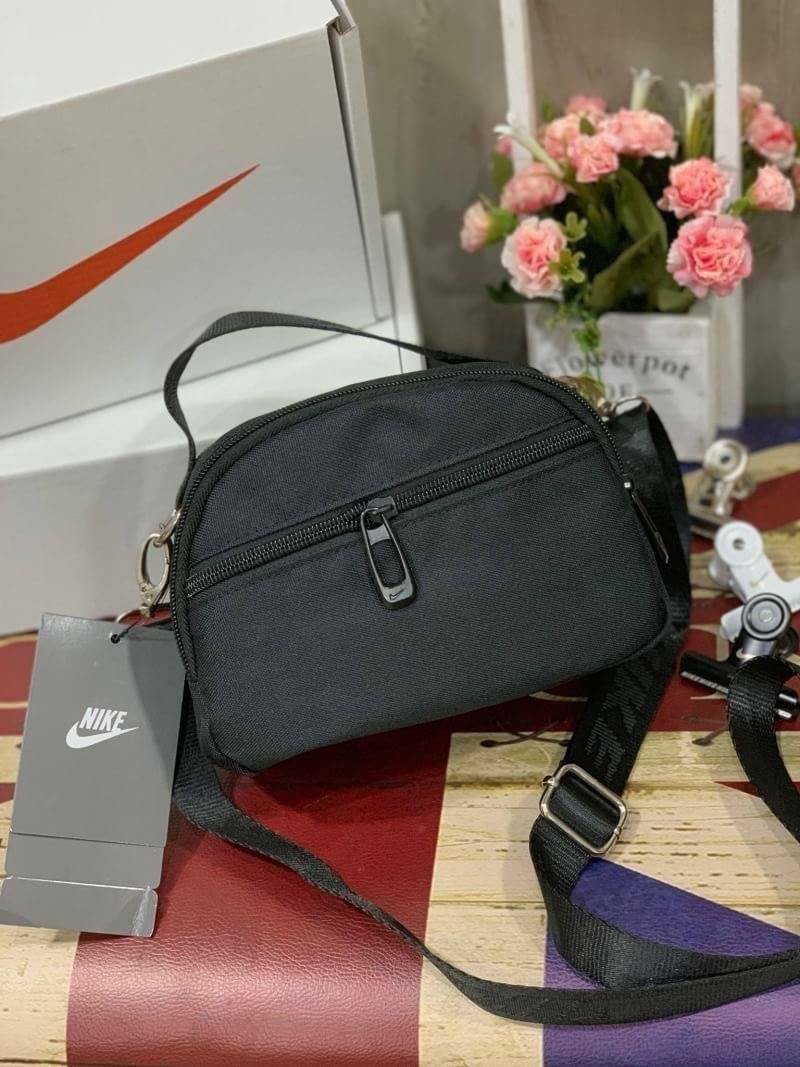 Nike mini swoosh shoulder bag กระเป๋าถือหรือสะพาย ขนาดมินิ ดีไซน์สุดเก๋จากNike แบรนด์sport สายสกรีนโลโก้แบรนด์ปรับระดับฟรีไซส์ได้ มีช่องซิปใช้งานหลายช่อง พร้อมตัวหนีบแบรนด์ในเซทเฉพาะรุ่น ใส่ไอโฟนพลัส ของจุกจิกแยกใส่ได้เป็นสัดส่วน อีกหนึ่งรุ่นลิมิเตทที่ใช้
