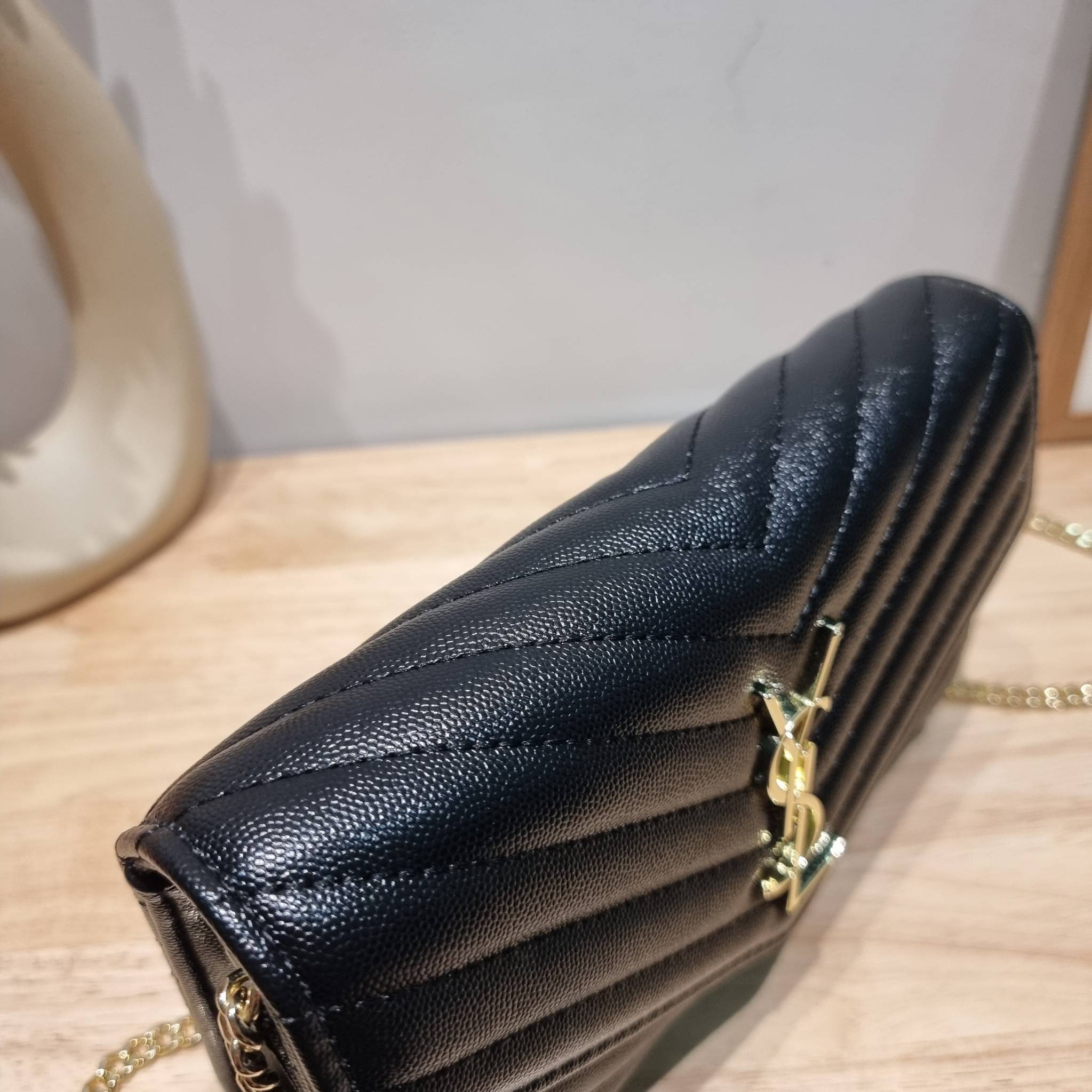 YSL WOC 9 ไม่เคยผิดหวังจริงๆ!! กับรุ่นที่สาวๆรู้กัน Yves Saint laurent clutch bag with chain กระเป๋าสะพายทรง woc สุดฮอต ดีไซน์เรียบหรู โดดเด่นด้วยโลโก้ด้านหน้า เพิ่มดีเทลความผู้ดี