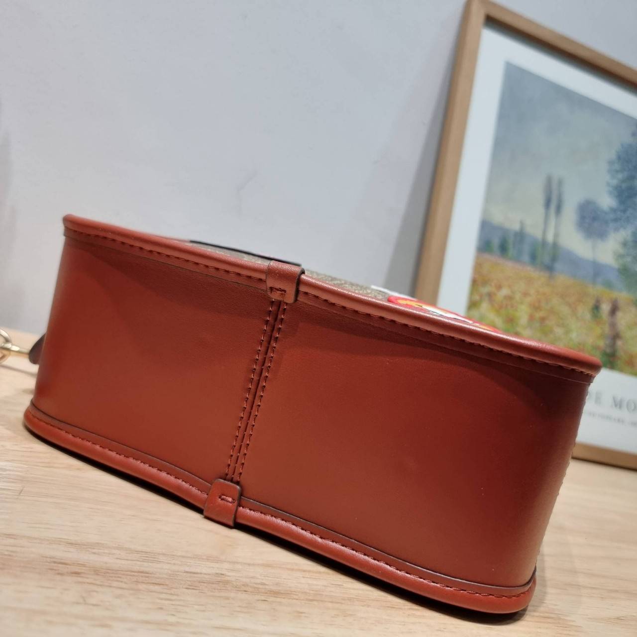 CE847 COACH x PEANUTS LUNCH PAIL IN SIGNATURE CANVAS WITH PATCHES คอลเลคชั่นใหม่ น่ารักน่าใช้ กับกระเป๋าสะพายสวยอยู่ทรง ดีไซน์ตกแต่งแพทช์ลวดลายการ์ตูนยอดฮิต