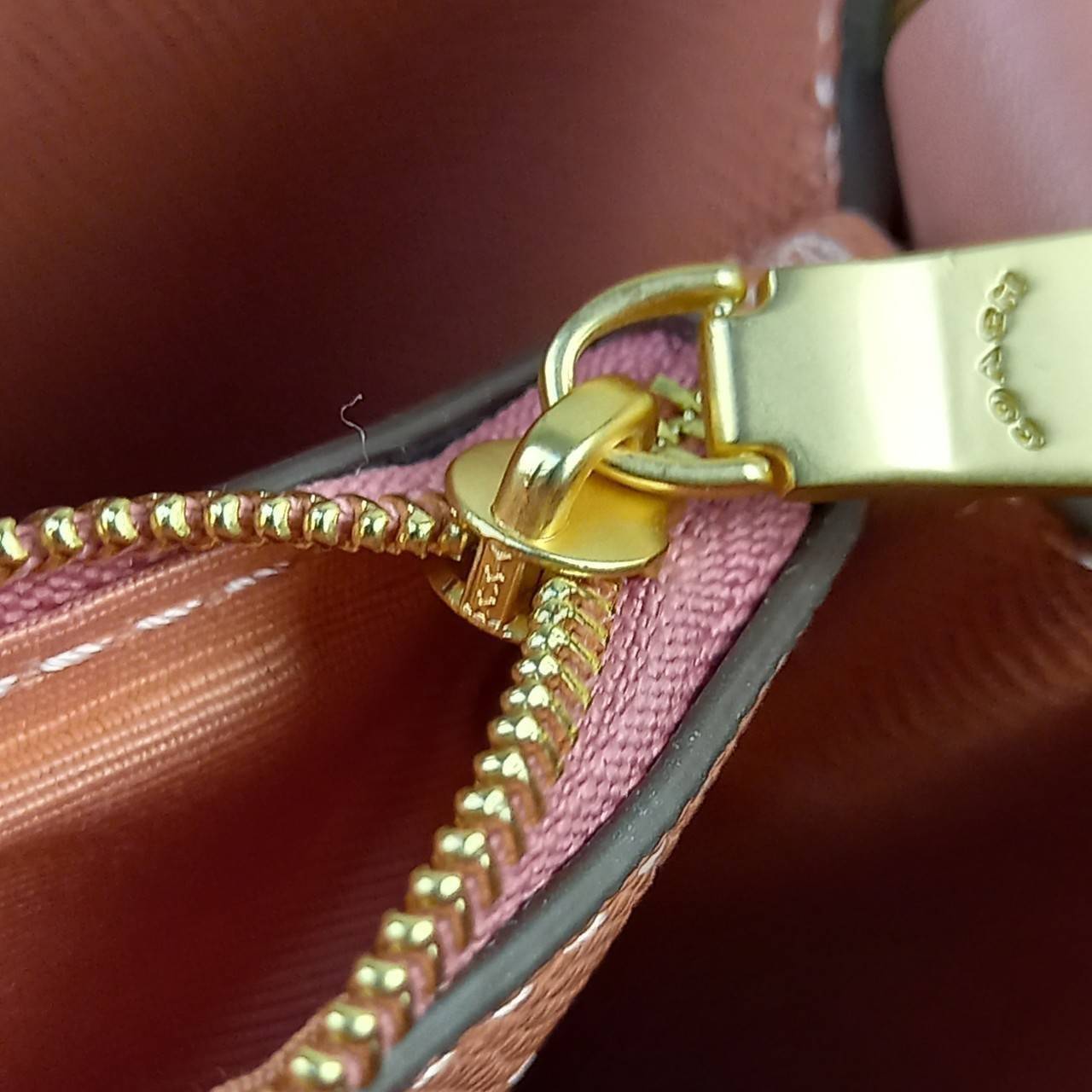 COACH SMALL TOWN BUCKET BAG WITH HEART PETAL PRINT(C7975//C7976)🌺💞กระเป๋าถือ กระเป๋าสะพาย ทรงฮิตยอดนิยมตลอดกาล>>ปริ้นลายดอกไม้รูปหัวใจมินิ น่ารักเกินเบอร์มาก🥰 ไม่ว่าจะออกมาคอลเลคชั่นไหนๆ ก็ครองใจสาวๆไปได้ทุกรุ่น/ วัสดุหนังแคน