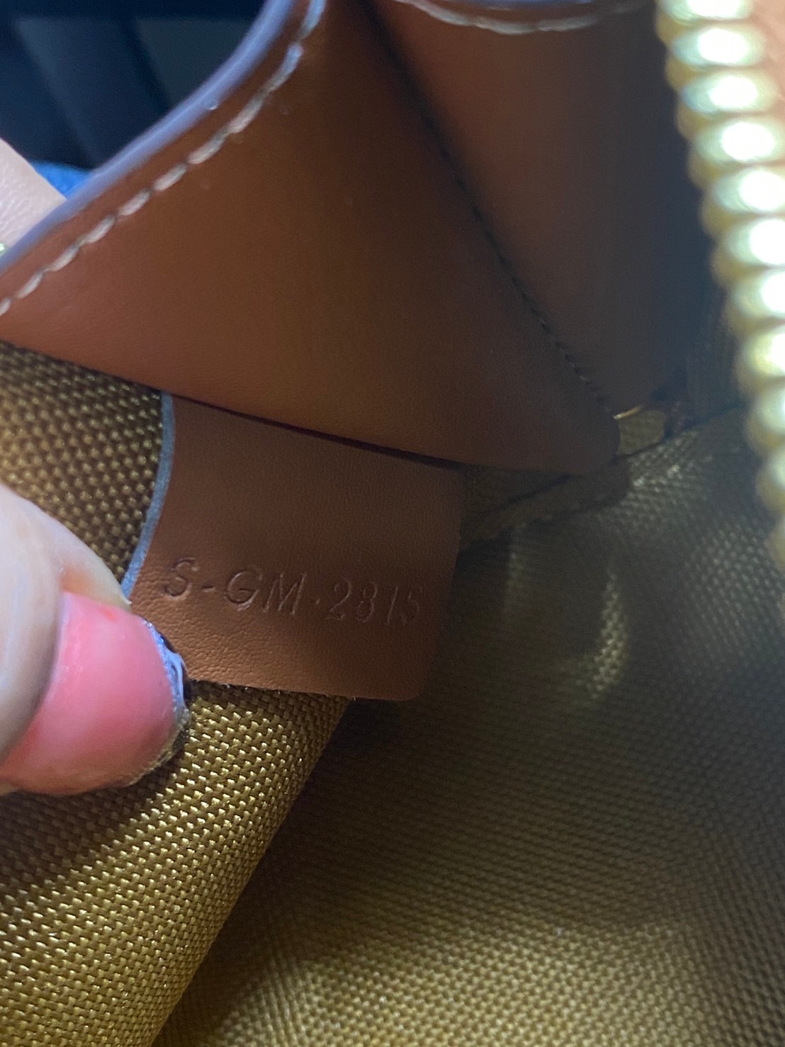 CELINE POUCH 16cm / CELINE TRIOMPHE Triumphal Arch Canvas / CELINE CLUTCH WITH CHAIN กระเป๋าคลัทช์ดีไซน์เรียบหรูออกแบบมาได้อย่างลงตัว พร้อมสายสะพายโซ่ทองสุดหรู ด้วยรูปทรงที่สวยงามและทันสมัย