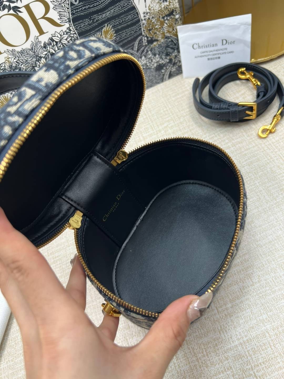 Small Dior Travel Vanity Case / Dior vanity 16cm กระเป๋าทรงกล่องใบเล็กกะทัดรัด ดีไซน์สวยโดดเด่น มีหูจับในตัว ภายในเป็นช่องโล่งสำหรับจัดเก็บสิ่งของเล็กน้อย เป็นอีกหนึ่งไอเท็มที่ไม่อยากให้พลาดเลยน้า