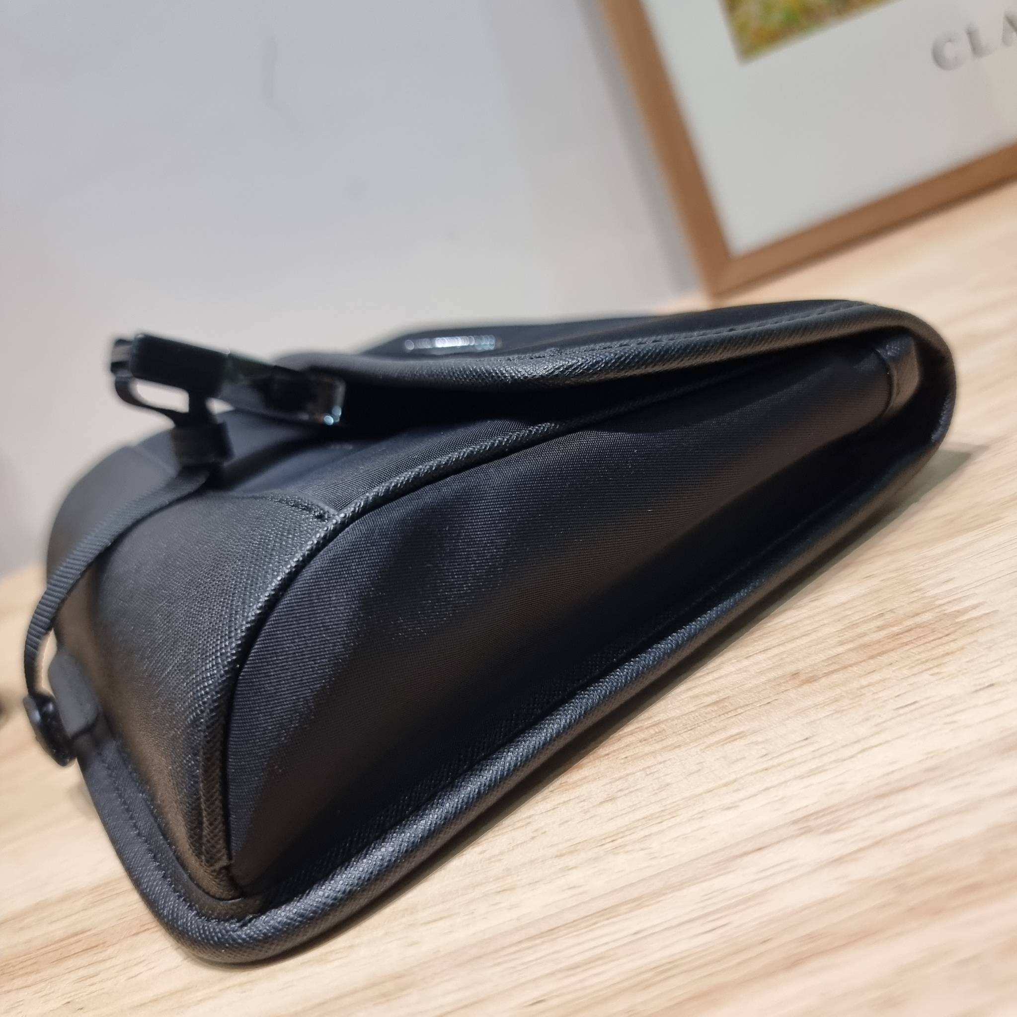 PRADA RE-NYLON AND SAFFIANO LEATHER SMARTPHONE CASE / PRADA Messenger Bag กระเป๋าสะพายสปอร์ต ดีไซน์หรู เรียบง่าย ดูแพง น้ำหนักเบา สายสะพายถอดออกได้