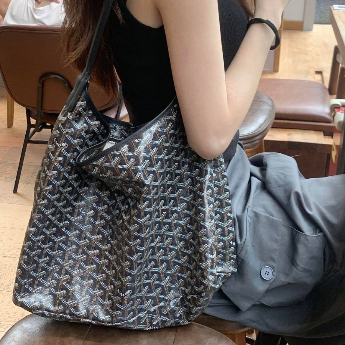 GOYARD BOHEME HOBO BAG / GOYARD HOBO กระเป๋าสะพายทรงโฮโบ ใบใหญ่จุใจ!! มาครบสีขายดี เลิศทุกสี รูปทรงคลาสสิค ดีไซน์เป็นเอกลักษณ์ วัสดุหนังแคนวาสพิมพ์ลายสวยคม ปากกระเป๋ามีซิปเปิด-ปิดกันของหล่นได้ ภายในโล่งกว้างมาก มาพร้อมสายคล้องในตัว ทนทาน สะพายสวยๆได้ทุกวั