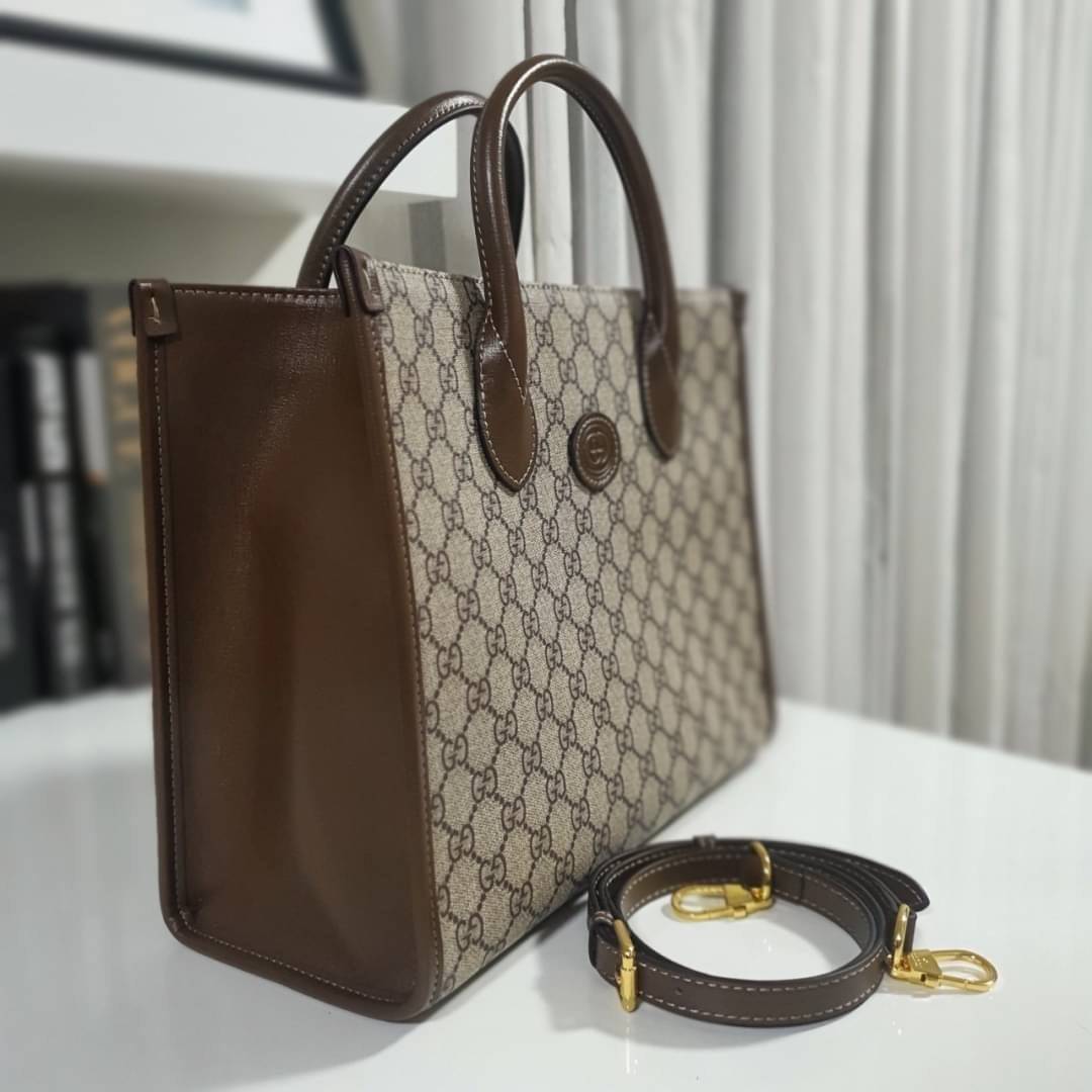 GUCCI FRAGRANCES CROSSBODY BAG VIP ORIGINAL 1:1 GIFT WITH PURCHASE (GWP) พรีเมี่ยมกิ๊ฟ Limited Edition จาก GUCCI PERFUME ใบใหญ่ทรง TOTE **ใส่ไอแพดได้ วัสดุ Geniune Leather หนังแท้ตัดผ้าแคนวาส ทรงเหลี่ยมสุดฮิต ดีไซน์สวยอยู่ทรง ภายในโล่งกว้าง มาพร้อมช่องซิป