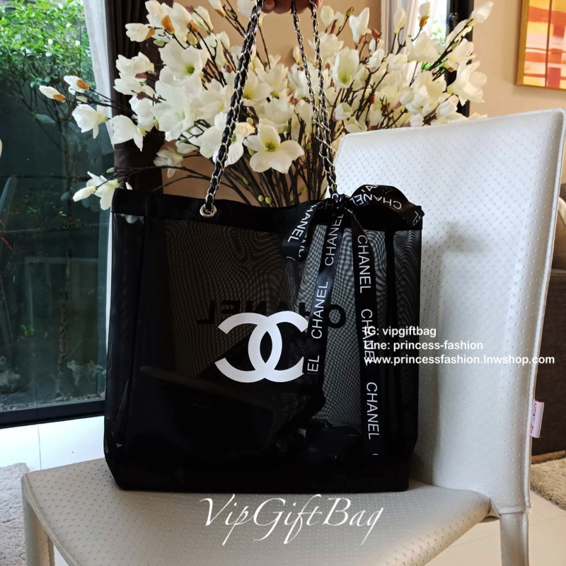 สีเงินสุดหรู **ถึงไทยแล้วค่ะ ---- ซื้อ1ได้ถึง2 !!! ---- Chanel Shopping Ribbin bag Chain With + Cosmetic Pouch กระเป๋าสะพายใบใหญ่ทรง Shopping พร้อมกระเป๋าใส่เครื่องสำอางค์ ใบเล็ก จากงานพรีเมี่ยมกิ้ฟของแท้นำเข้าจาก Chanel Perfume Counter ใบใหญ่วัสดุ Nylon 