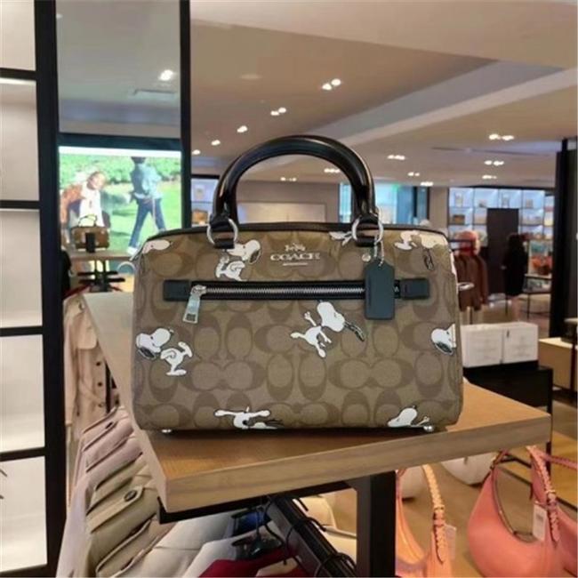 COACH C4118 COACH x PEANUTS ROWAN SATCHEL IN SIGNATURE CANVAS WITH SNOPPY PRINT สนูปพีที่สุดของคอลเลคชั่นแห่งความน่ารัก มาในดีไซน์ของกระเป๋าทรงหมอนยอดฮิต คลาสสิคใช้งานได้ไม่มีเบื่อ รอบนี้มาให้พร้อมสายสะพาย crossbody แบบสปอร์ต ทำให้ใช้งานได้อย่างกระฉับกระเ