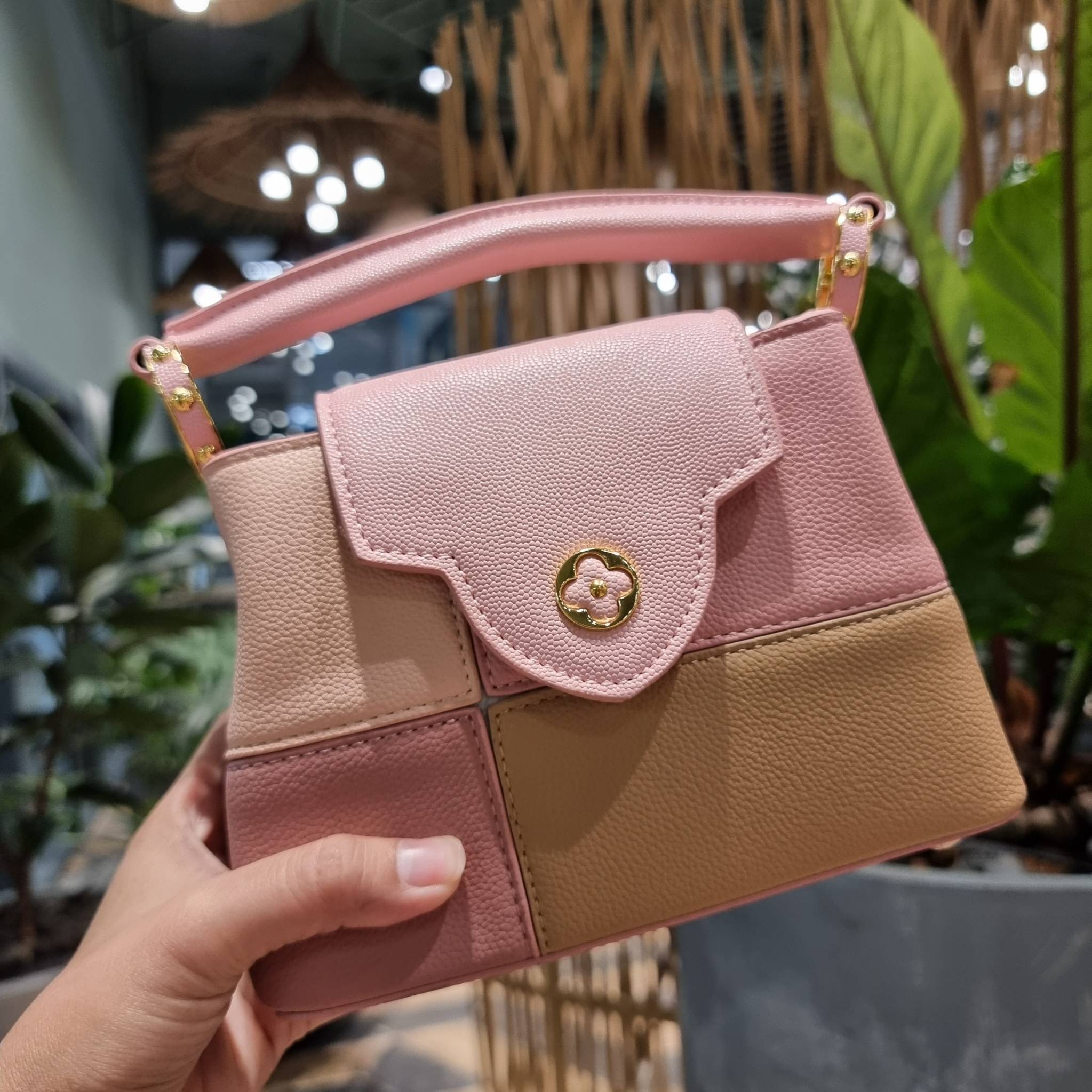 LV capucines mini top handle VIP ที่สุดของความสวยในราคาเบาๆ กระเป๋าถือสุดหรู ดีไซน์ทรงคลาสสิค ที่รอบนี้มาในไซส์มินิ ดีงามม้ากกกก!! มาพร้อมหูจับในตัว ด้วยรูปทรงวินเทจและวัสดุหนังลูกวัว ขับผิว ทำให้ไอเท็มนี้สะกดทุกสายตาจริงๆ และยังมีลูกเล่นที่ฝาปิดกระเป๋า ท
