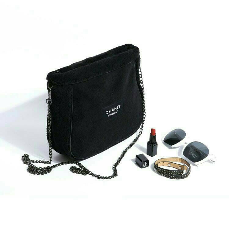 Best Seller! กระเป๋าสะพาย CHANEL PERFUME CROSSBODY BAG ของสมนาคุณจาก เคาเตอร์แบรนด์ดัง CHANEL เปิด/ปิด ด้วยซิบ มาพร้อมสายโซ่ที่ถอดได้ ด้านในซับกันน้ำ ที่จับรูดซิปเก๋ ปั้มแบรนด์ CHANEL ขนกระเป๋านุ่มเวอร์ จุของได้เยอะ ใช้เป็นกระเป๋าใส่เครื่องสำอางค์ ใช้ถือ