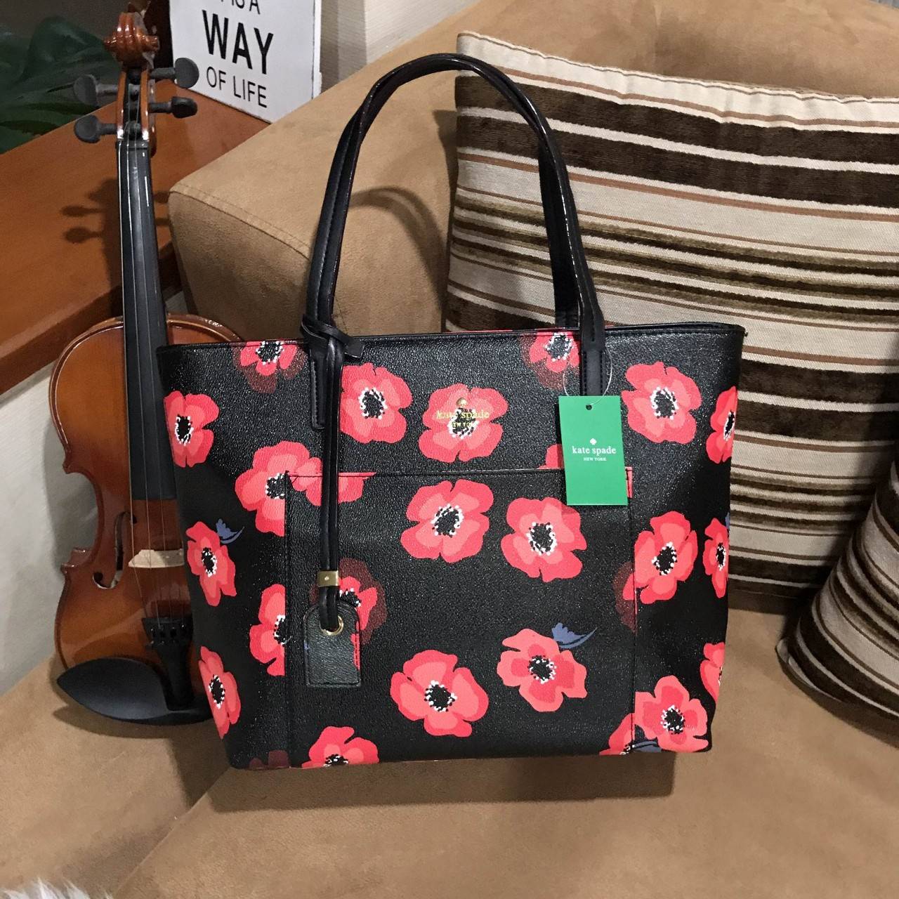KATE SPADE New York Hyde Lane Poppies Riley Rose Tote Bag กระเป๋าสะพายทรง Tote Bag หนังสวยอยู่ทรงคอลเลคชั่น ดอก Poppies ห้อย TAG ที่หูกระเป๋าด้านหน้าประดับโลโก้ มีช่อง หน้าใส่ของได้ ภายในมีช่องซิป และช่องใส่มือถือ กว้างและจุ ใส่ ipad, notebook, เอกสาร A4 