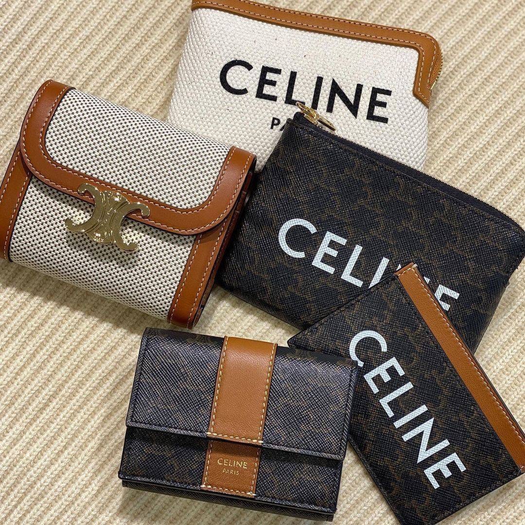 CELINE SHORT WALLET กระเป๋าสตางค์ซีลีนใบสั้น สวยหรูอยู่ทรงมีโลโก้ด้านหน้าเปิดปิดด้วยฝาพับกระดุมแม่เหล็ก ภายในมีช่องแบ่งหลายช่อง มีช่องใส่บัตรหลายช่อง มีช่องใส่เหรียญ ช่องใส่ธนบัตร ใส่แบงก์พันได้เยอะเหมือนกระเป๋าสตางค์ยาว ไอเท็มแนะนำพร้อมส่งที่ไทยในราคาสุด