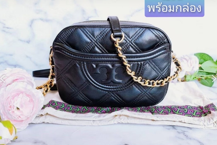 Tory Burch Factory Outlet Quilted Leather Shoulder Bag กระเป๋าสะพาย Tory Burch วัสดุหนังแกะสังเคราะห์ขึ้นลายแบรนด์สวยหรูอยู่ทรงดีไซน์ยอดนิยมสุดคลาสสิคน่าใช้ค่ะ เปิดปิดด้วยซิปแบรนด์ ภายในมีโลโก้และมีช่องซิปเล็กใส่ของ ใส่กระเป๋าสตางค์ มือถือ ของใช้ได้เยอะ น