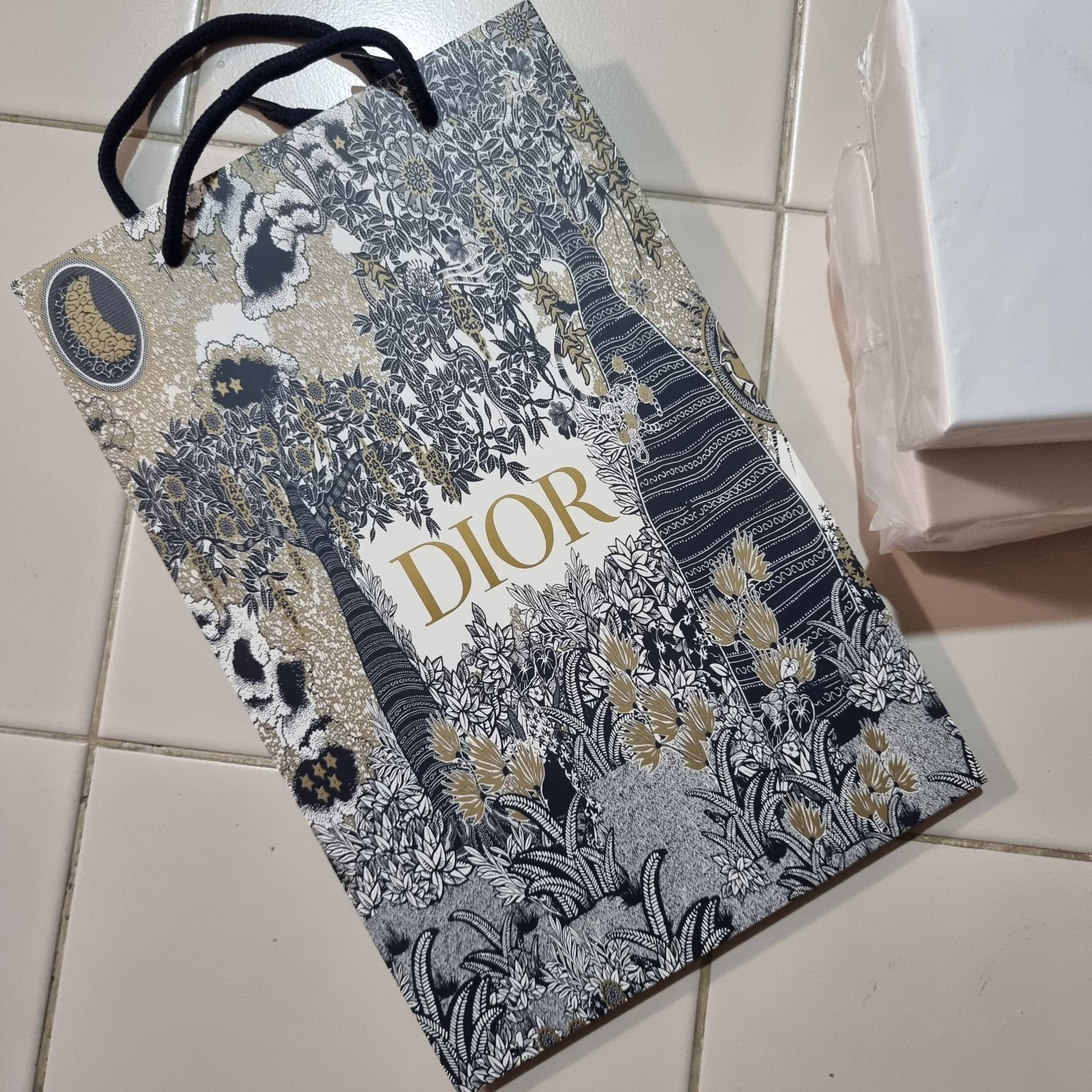 VIP 】CD TRIFOLD WALLET WITH GWP ที่สุดของความคลาสสิค กระเป๋าสตางค์ใบสั้นแบบพับ พรีเมี่ยมกิ๊ฟจากเคาน์เตอร์ วัสดุผ้าแคนวาสปักลาย สลับหนังแท้ภายใน โลโก้สีทองเหลือง สวยวินเทจ โดดเด่นเป็นเอกลักษณ์ ภายในมีช่องใส่บัตร ใส่ธนบัตร ใส่เหรียญได้ คัดมาให้แบบปังๆ ต้องจ