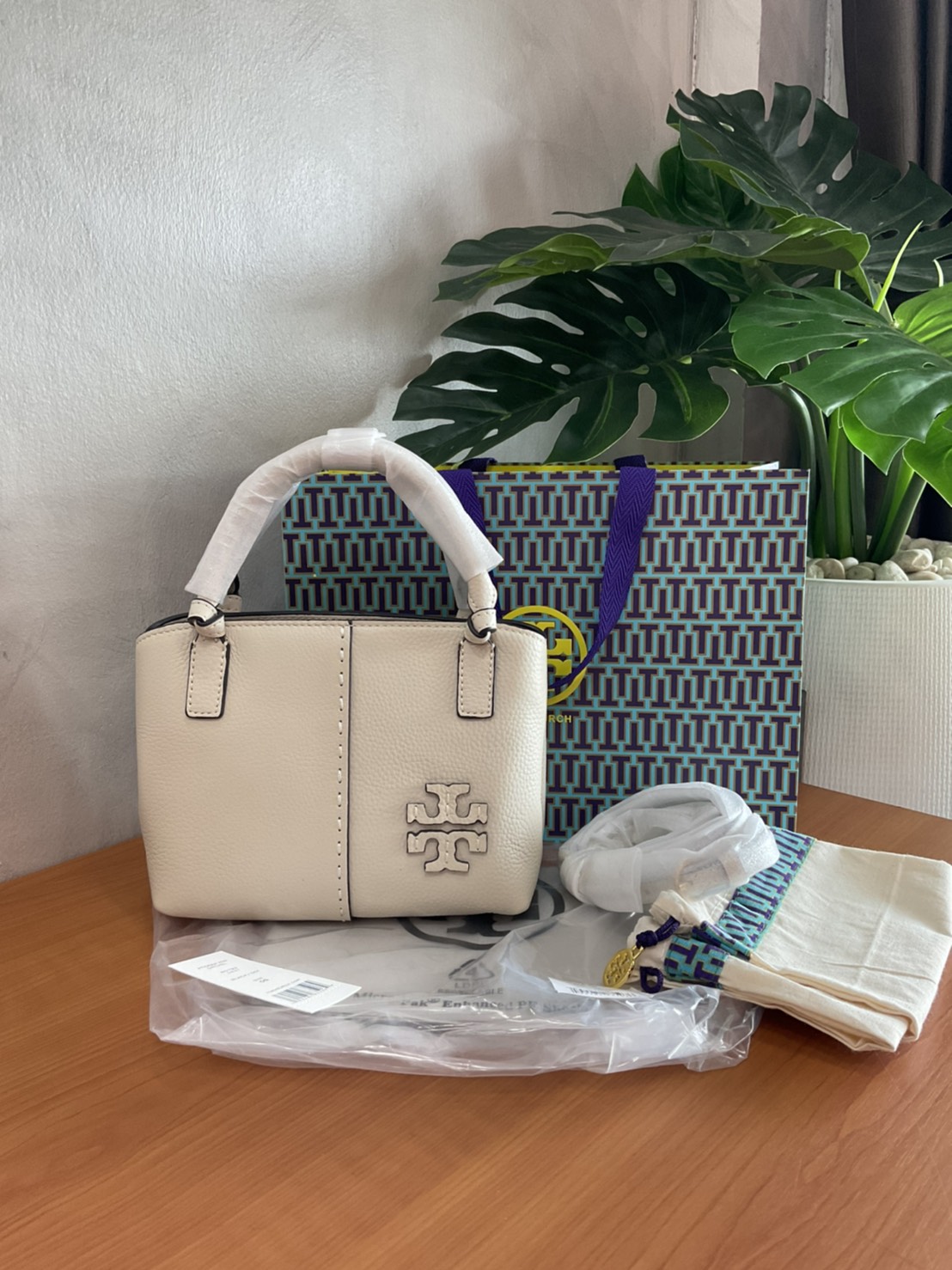 Tory Burch McGraw Mini Satchel กระเป๋าถือ/สะพาย Crossbody วัสดุหนังลูกวัวแท้ 100% ด้านหน้าประดับโลโก้หนัง ตัดเป็นรูปตัว T สัญลักษณ์แบรนด์ ตัวกระเป๋าเดินด้ายเล่นลายเพิ่มลูกเล่น เพื่อความเก๋!!