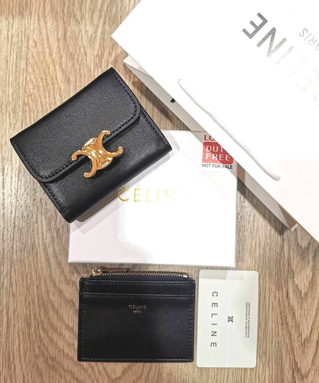 VIP 】CELINE SHORT WALLET VIP GIFT WITH PURCHASE GWP พรีเมี่ยมกิ๊ฟ Limited จาก CELINE HAUTE PARFUME DUTYFREE COUNTER วัสดุ Triomphe Canvas รุ่นใหม่เปิดปิดฝาพับกระดุม ภายในมีช่องแบ่งหลายช่อง ช่องใส่บัตรหลายช่อง ช่องใส่ธนบัตรใส่แบงก์พันได้เหมือนกระเป๋าสตางค์