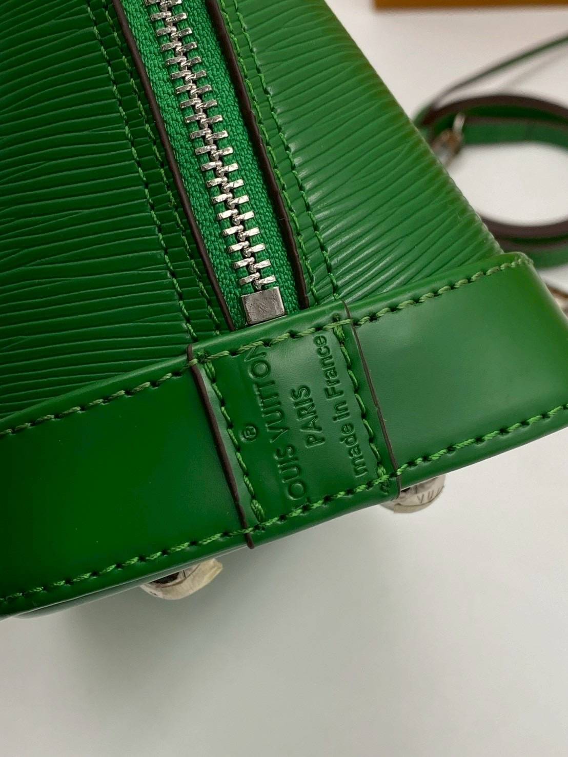 RI หนังแท้ | LV Alma BB bag handbag Epi grained leather กระเป๋าสะพาย/กระเป๋าถือ คลาสสิกเหนือกาลเวลา หนัง Epi มีลวดลายเฉพาะและสีสวยงามทั้งใบ