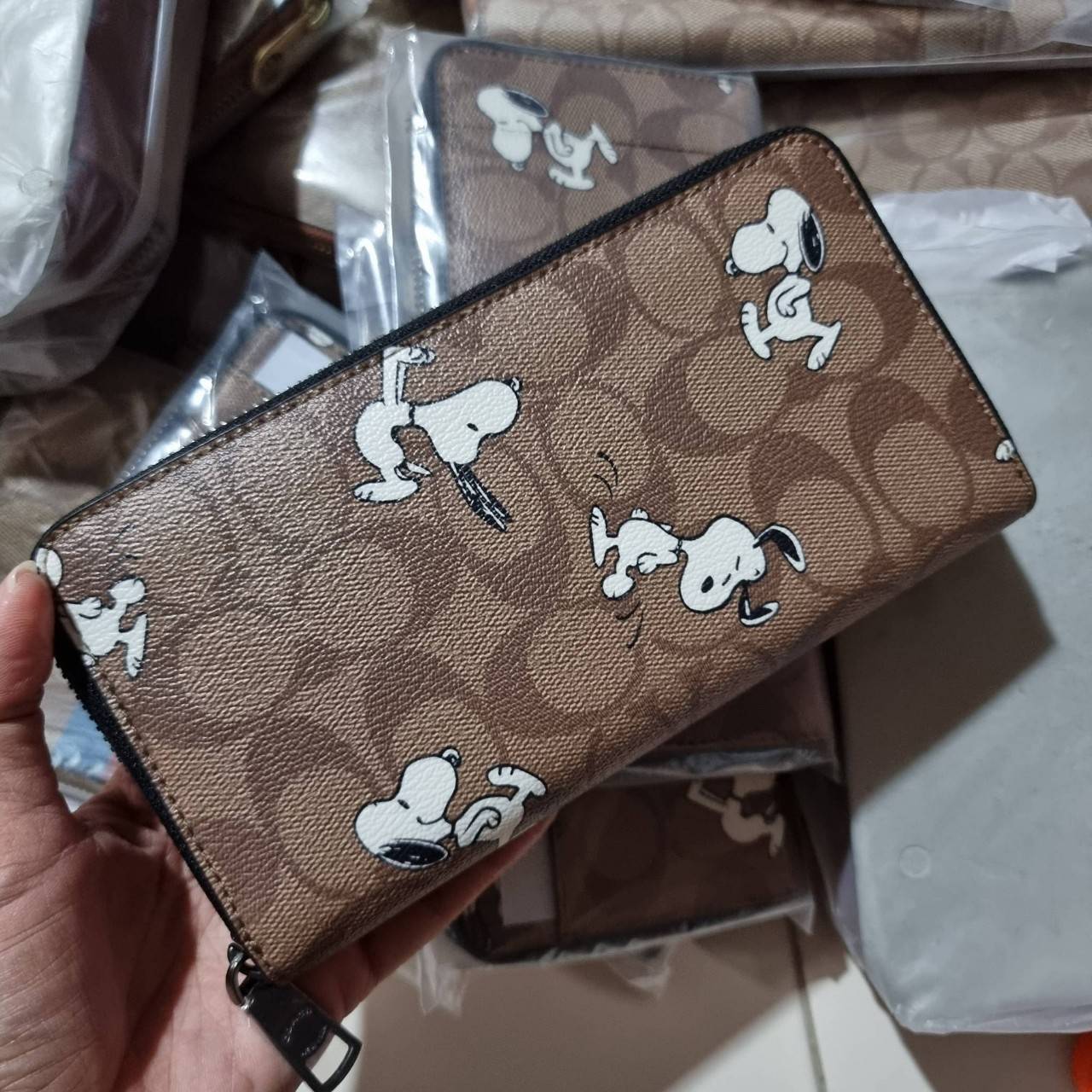 COACH C4327 COACH x PEANUT ACCORDION ZIP WALLET IN SIGNATURE CANVAS WITH SNOOPY PRINT คอลเลคชั่นใหม่ กระเป๋าสตางค์ใบยาว ลายสนูปพี น่ารักน่าใช้ สีคลาสสิค ใช้ได้ตลอดกาลไม่มีตกเทรนด์ วัสดุหนังแคนวาสเคลือบลาย ภายในใส่บัตรได้เยอะ มีช่องซิปแยก ใส่โทรศัพท์ได้ พก