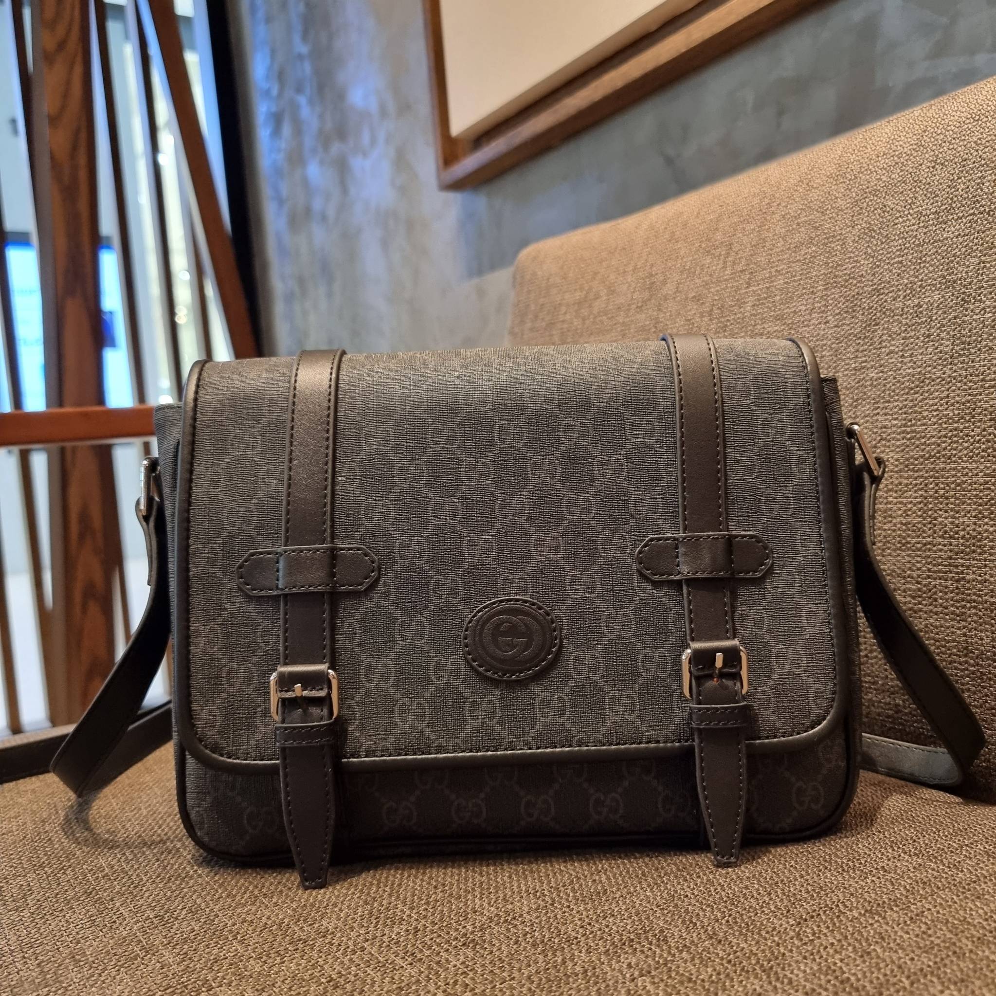 Gucci GG Supreme messenger bag GC MESSENGER VINTAGE BAG กระเป๋าสะพายข้างทรงแมสเซนเจอร์ ย้อนยุค ลุคผู้ดีแบบลูกคุณ ดีไซน์ unisex ใช้ได้ทั้งชายและหญิง พรีเมี่ยมกิ๊ฟวีไอพี วัสดุหนังแคนวาส ใช้งานง่ายด้วยฝาเปิดกระดุมแม่เหล็ก ด้านหลังมีช่องเก็บของจุกจิกได้ ภายใน