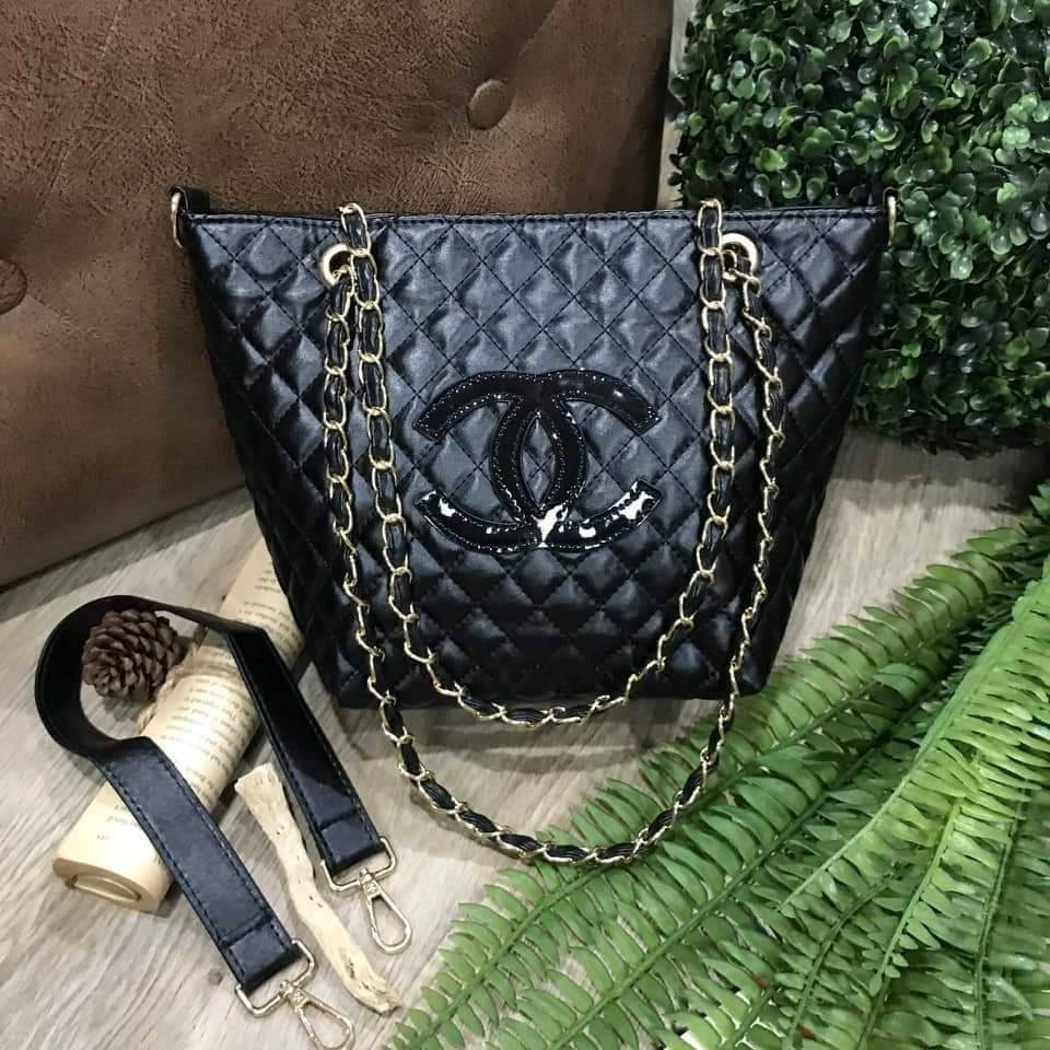 Chanel GWP Tote Bag With Chain New arrival! กระเป๋าสะพายทรง Tote VIP Gift With Purchase รุ่น Limited Edition VIP gift ของแท้จาก Chanel Perfume Counter วัสดุหนังเรียบลายตาราง ขนาดกำลังดี น้ำหนักเบา ด้านหน้ามีโลโก้ เปิดปิดด้วยกระดุมแม่เหล็ก ภายในมีโลโก้ และ