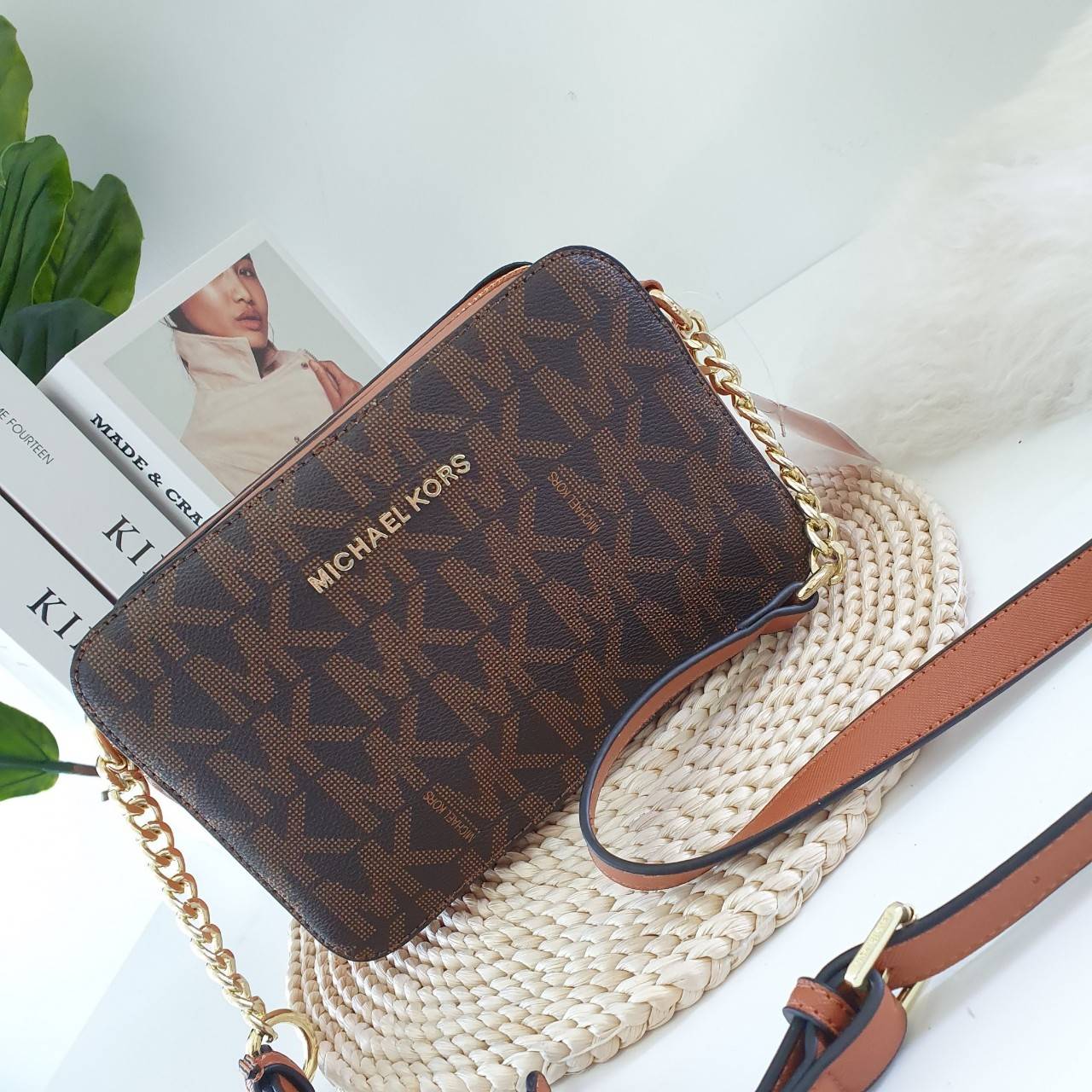 Michael Kors Crossbody Bag กระเป๋าสะพายแบบ crossbody หนังลาย safiano เปิดปิดด้วยซิปแบรนด์ อะไหล่ทอง ด้านหน้าประดับโลโก้ โลหะแบรนด์ ด้านในบุผ้าแบรนด์สวยหรู น้ำหนักเบา มีช่องซิปใส่ของจุกจิกและช่องใส่มือถือ มาพร้อมสายสะพายยาวโซ่ทอง+หนัง ปรับได้หลายระดับ ขนาด