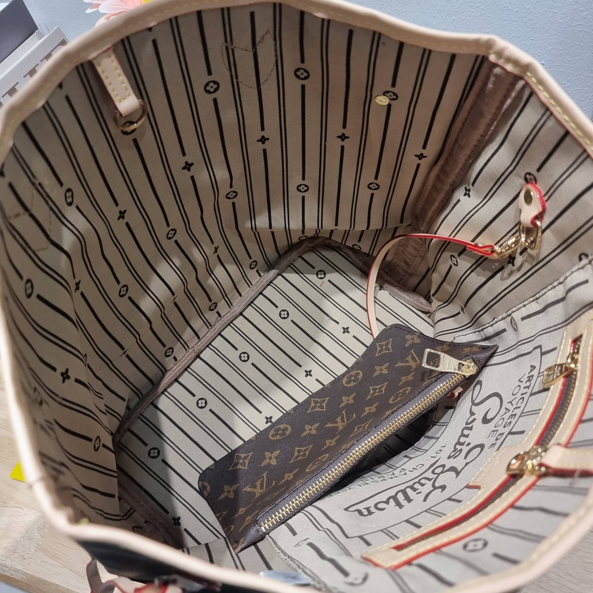 LV Neverfull Monogram / LV 2IN1 TOTE SET กระเป๋าสะพายไหล่ใบใหญ่ทรง tote มาพร้อมใบลูก คลาสสิคที่สุด เป็นอีกรุ่นที่มีคนใช้กันทั่วบ้านทั่วเมือง ฮิตแบบไม่ต้องพูดเยอะ