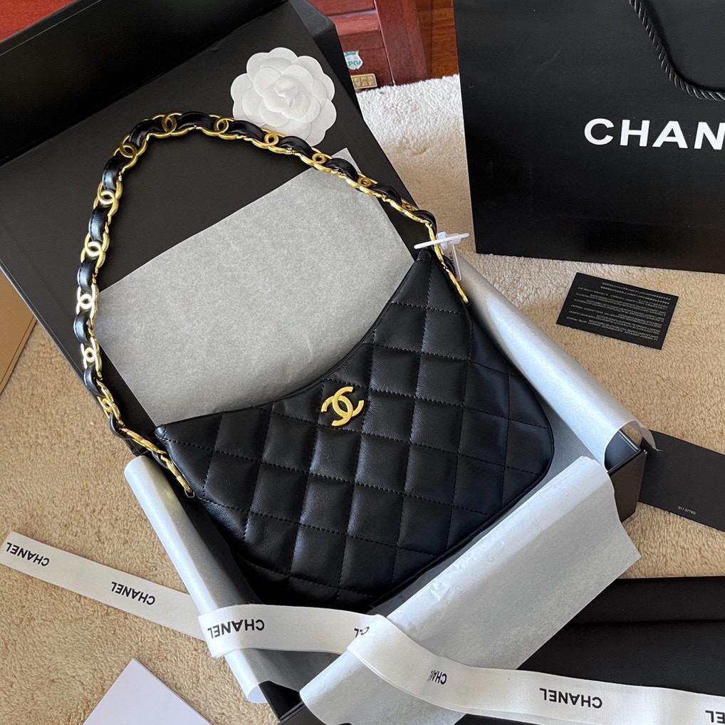 Chanel Hobo Handbag รุ่นใหม่ล่าสุด ทรงที่สาวๆรอคอย CHANEL LEATHER BAG ทรงสวยเรียบหรู เนื้อหนาดีมาก อะไหล่ทองวินเทจ ประดับโลโก้แบรนด์สุดหรู