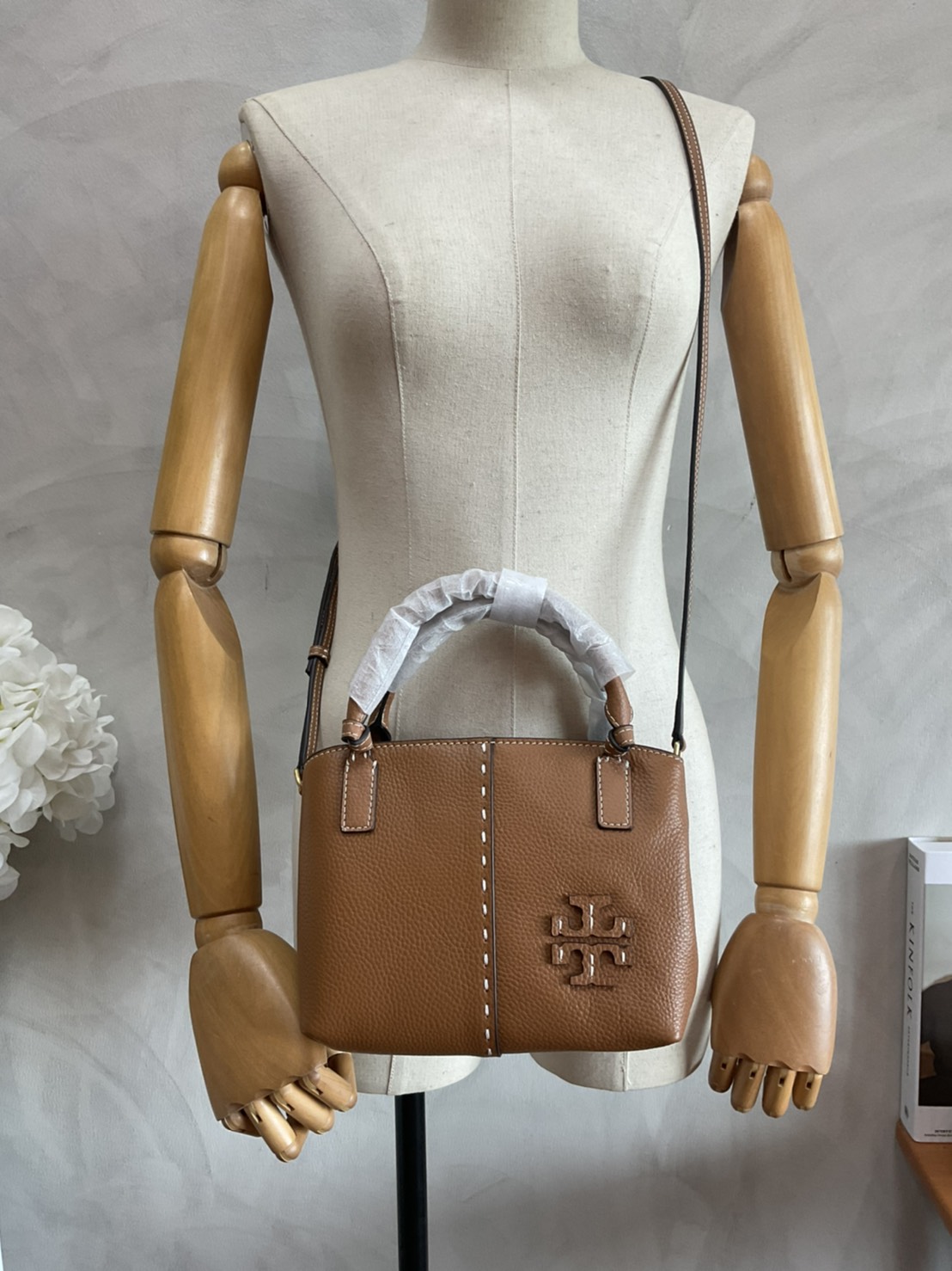 Tory Burch McGraw Mini Satchel กระเป๋าถือ/สะพาย Crossbody วัสดุหนังลูกวัวแท้ 100% ด้านหน้าประดับโลโก้หนัง ตัดเป็นรูปตัว T สัญลักษณ์แบรนด์ ตัวกระเป๋าเดินด้ายเล่นลายเพิ่มลูกเล่น เพื่อความเก๋!!