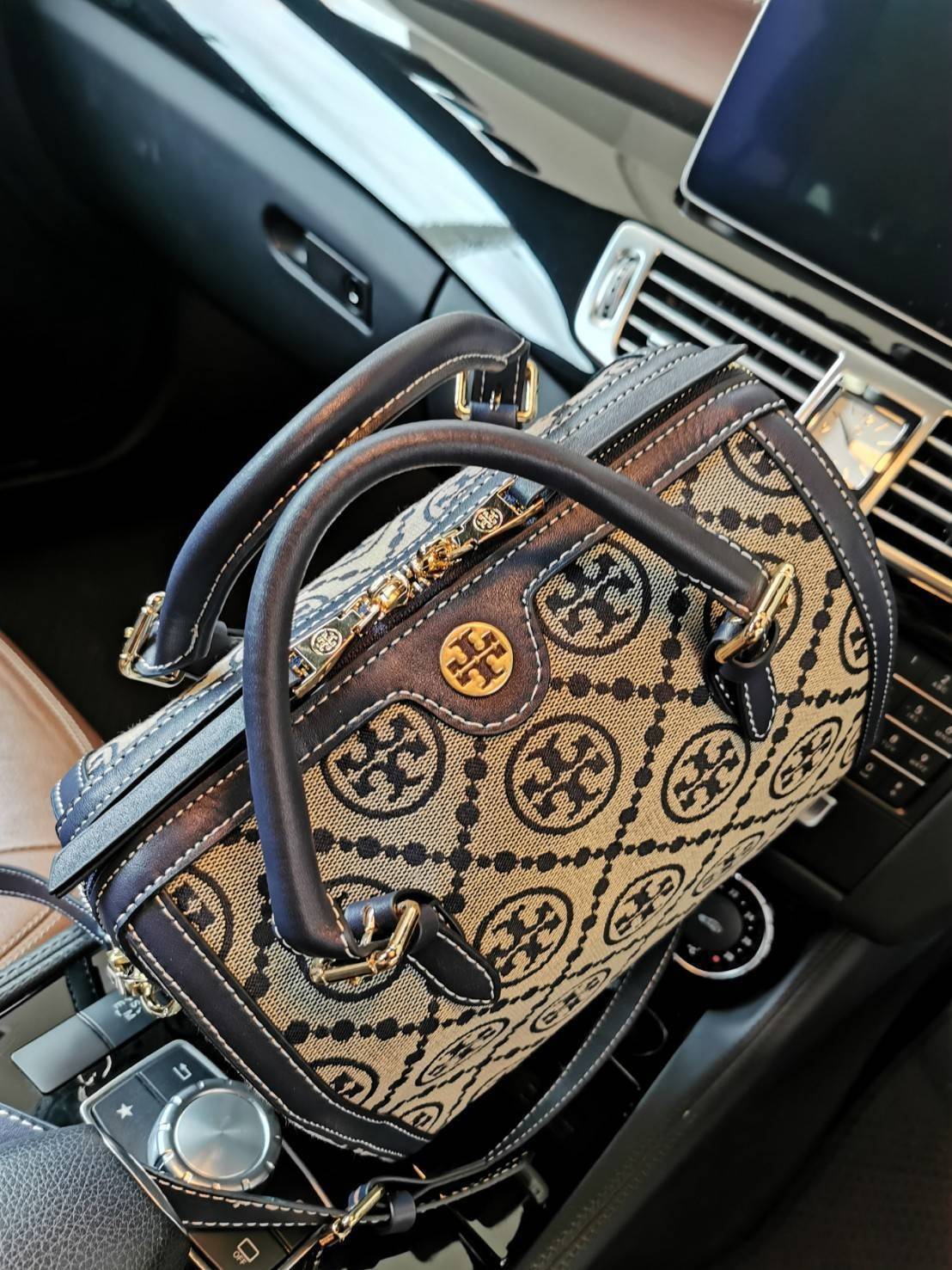 TORY BURCH FACTORY MONOGRAM JACQUARD BOSTON BAG กระเป๋าถือหรือสะพายรุ่นใหม่ล่าสุดจาก TORY BURCH FACTORY วัสดุ Woven Jacquard & Leather ในลาย Jacquard คงเอกลักษณ์แบรนด์สวยอยู่ทรงดีไซน์โดดเด่นทรง Boston เปิดปิดด้วยซิปคู่สะดวกใช้ขนาดกำลังดีใส่กระเป๋าสตางค์ยา