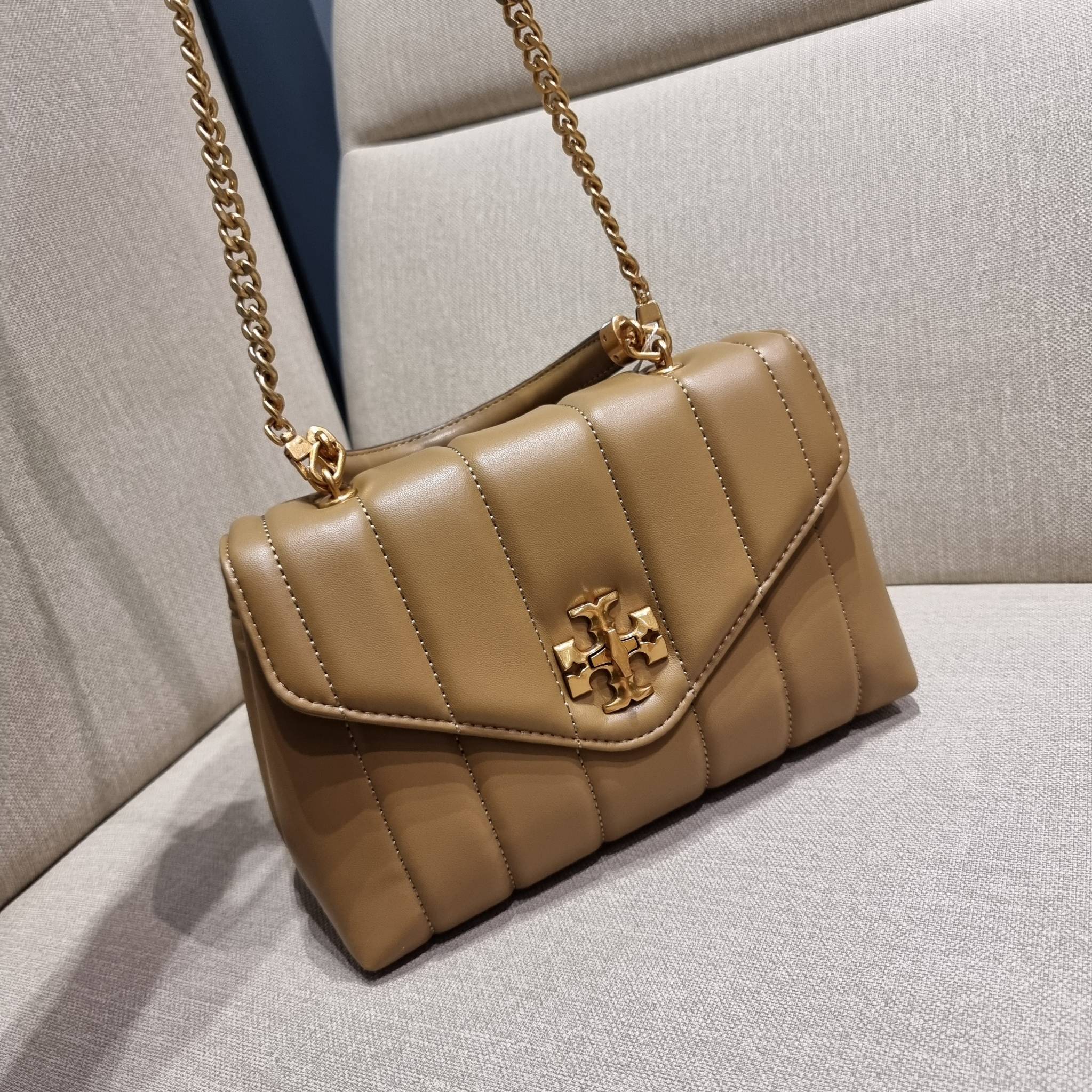 TORY BURCH KIRA QUILTED SMALL SATCHEL มาแล้วด่วนๆ!! กับคอลที่ปังไม่ไหว พร้อมเสิร์ฟสีคลาสสิค กระเป๋าถือ/สะพาย ทรงสวย สะพายคล่องตัว หนังแท้ ดีไซน์บุนวม เส้นคมสวยหรู วัสดุหนังแกะ สัมผัสดีงาม นิ่มมือ เปิด-ปิดด้วยอะไหล่บิดล็อค ภายในเป็นช่องโล่ง มีช่องซิป ใส่ขอ