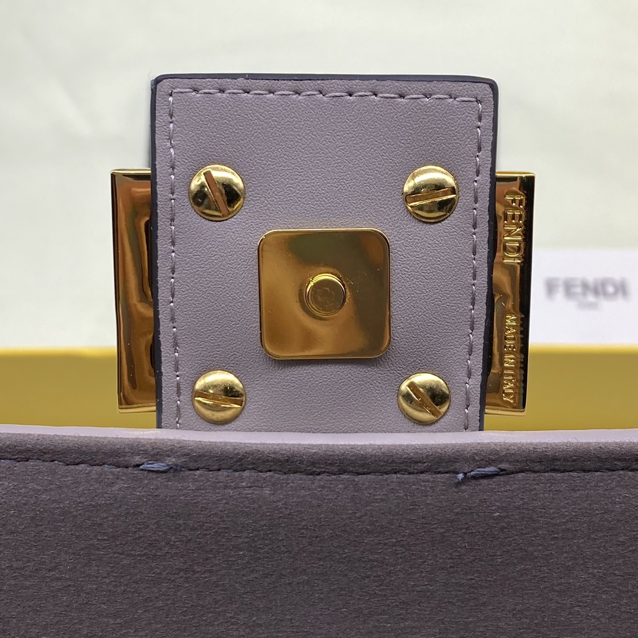 Fendi Baguette FF Tapestry Fabric Bag เกรดออริจินอล กระเป๋าทรง Baguette ขนาดกลาง วัสดุผ้าเซนิล พร้อมลวดลาย FF สีเทาเข้ม ปิดท้ายด้วยรายละเอียดหนังแบบทูโทนและประดับด้วยตัวล็อค FF โดดเด่นด้วยฝาปิดด้านหน้าตัวล็อคแม่เหล็กช่องด้านในบุด้วยผ้าหนังกลับพร้อมกระเป๋า