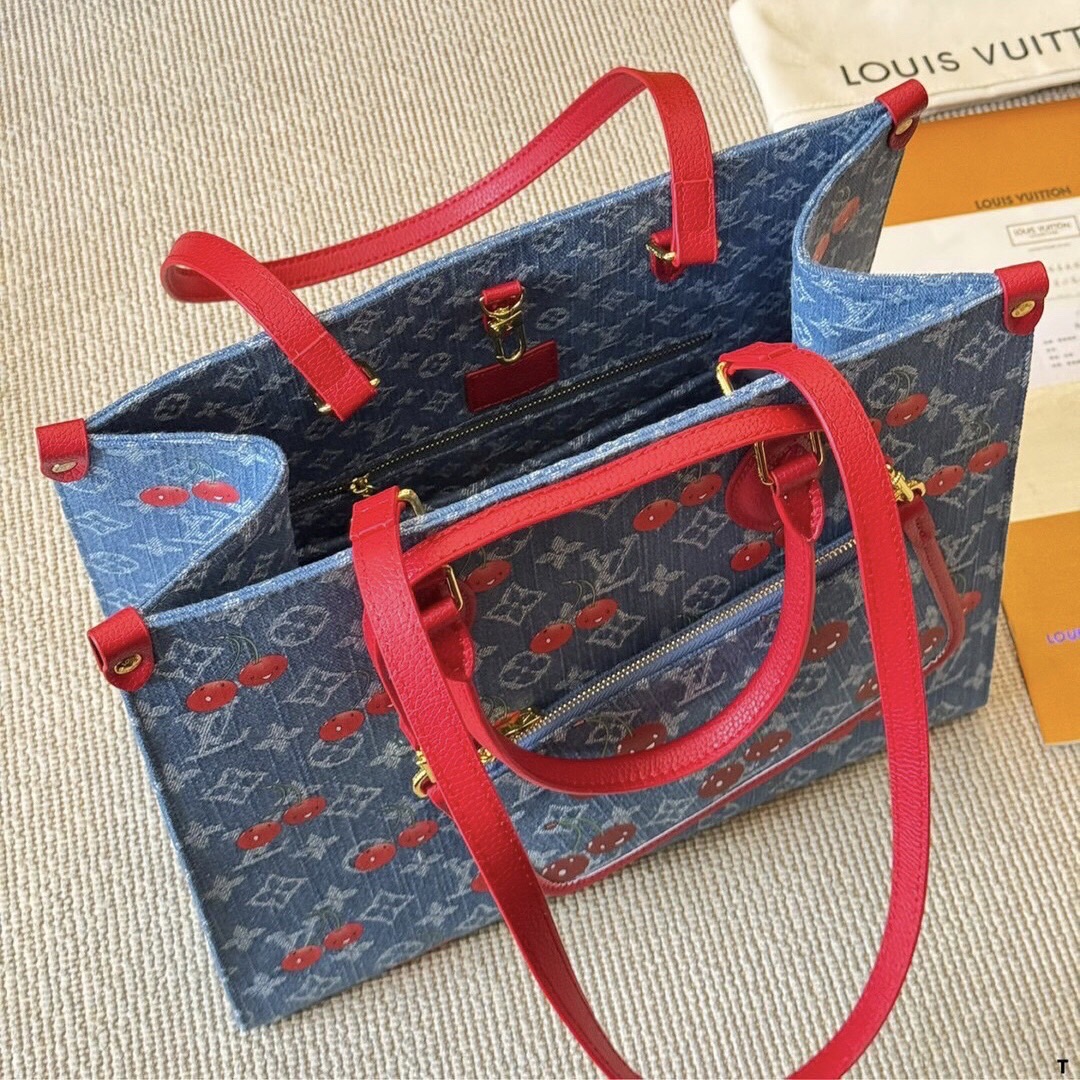 LV OnTheGo MM Monogram cherry denim 35cm กระเป๋าสะพายทรงโท้ทใบใหญ่ จุของได้เยอะ ไอเท็มสุดโดดเด่นมีชีวิตชีวา ด้วยเดนิมวินเทจปักลายเชอร์รี่สีสันสดใสสะดุดตาสะท้อนสไตล์ไอคอนิก