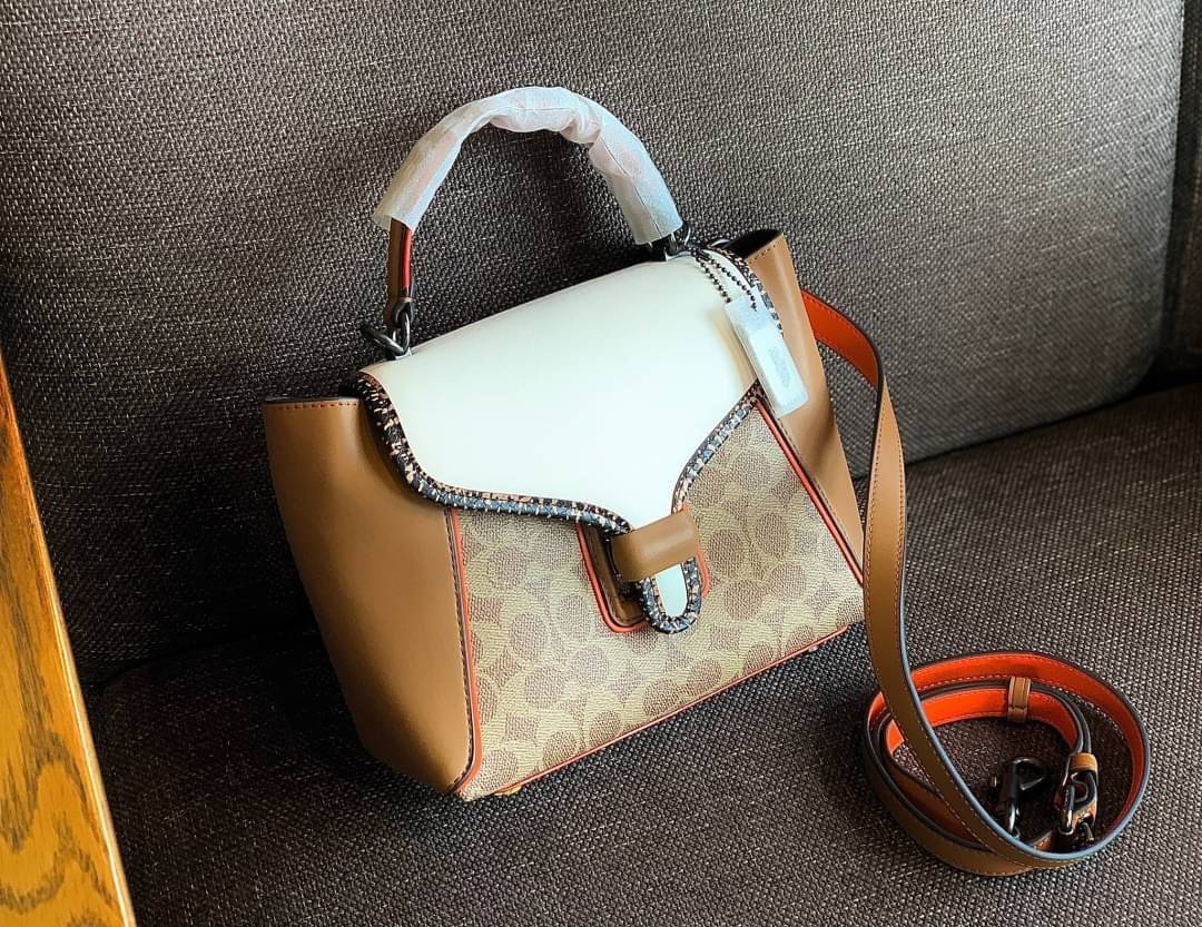 COACH COURIER CARRYALL 23 IN COLORBLOCK SIGNATURE CANVAS พร้อมส่ง 7 แบบ พร้อมส่ง ลุคดูไฮสุดๆค่ะ! กระเป๋าสะพายหนังหรูหราและคลาสสิค หนังแท้ชั้นดีที่สุด น้ำหนักเบา หนังสวยมากก สัมผัสแล้วหลงรักแน่นอนจ้าา😘